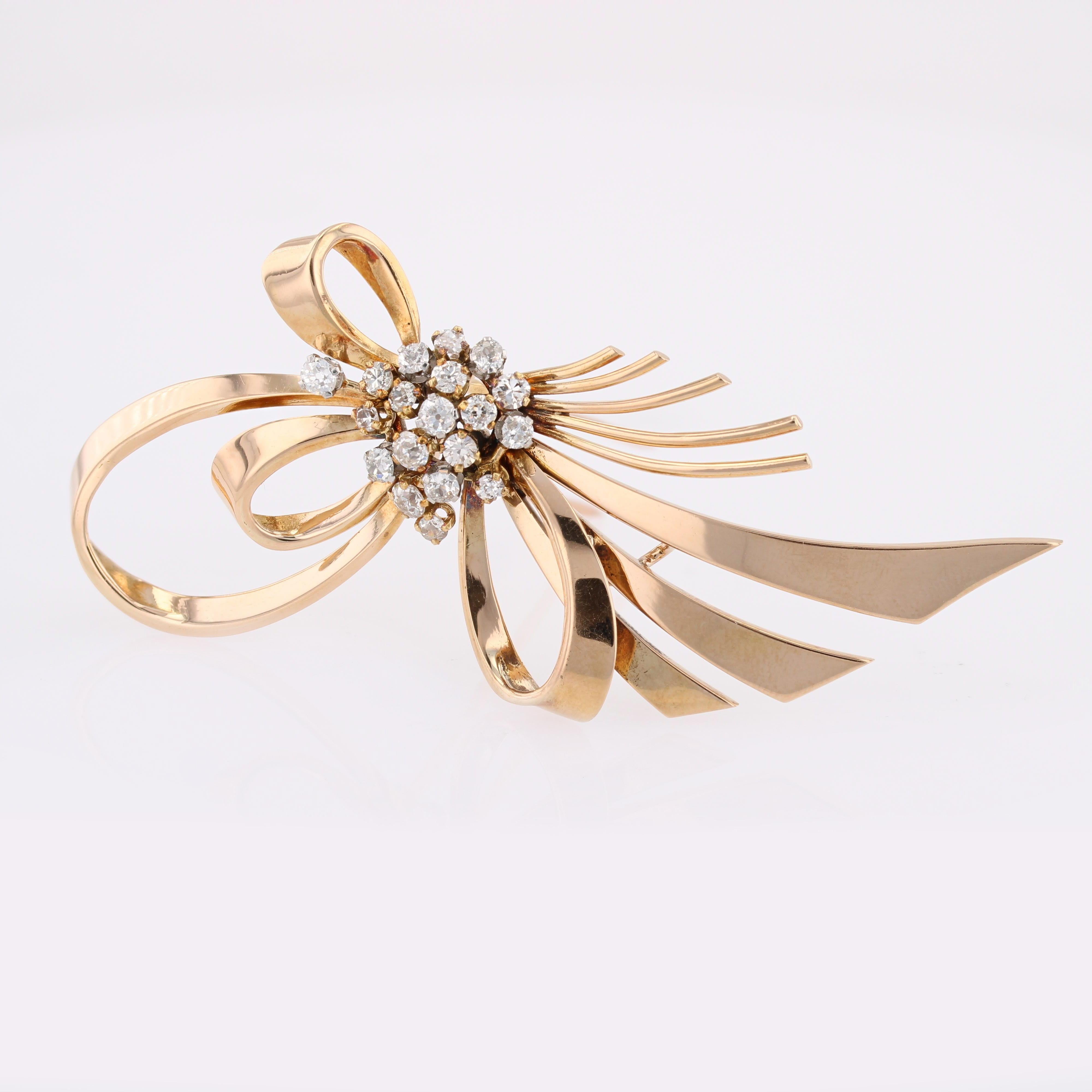 Französische 1960er Jahre Diamanten 18 Karat Rose Gold Schleife Brosche (Antiker Kissenschliff) im Angebot