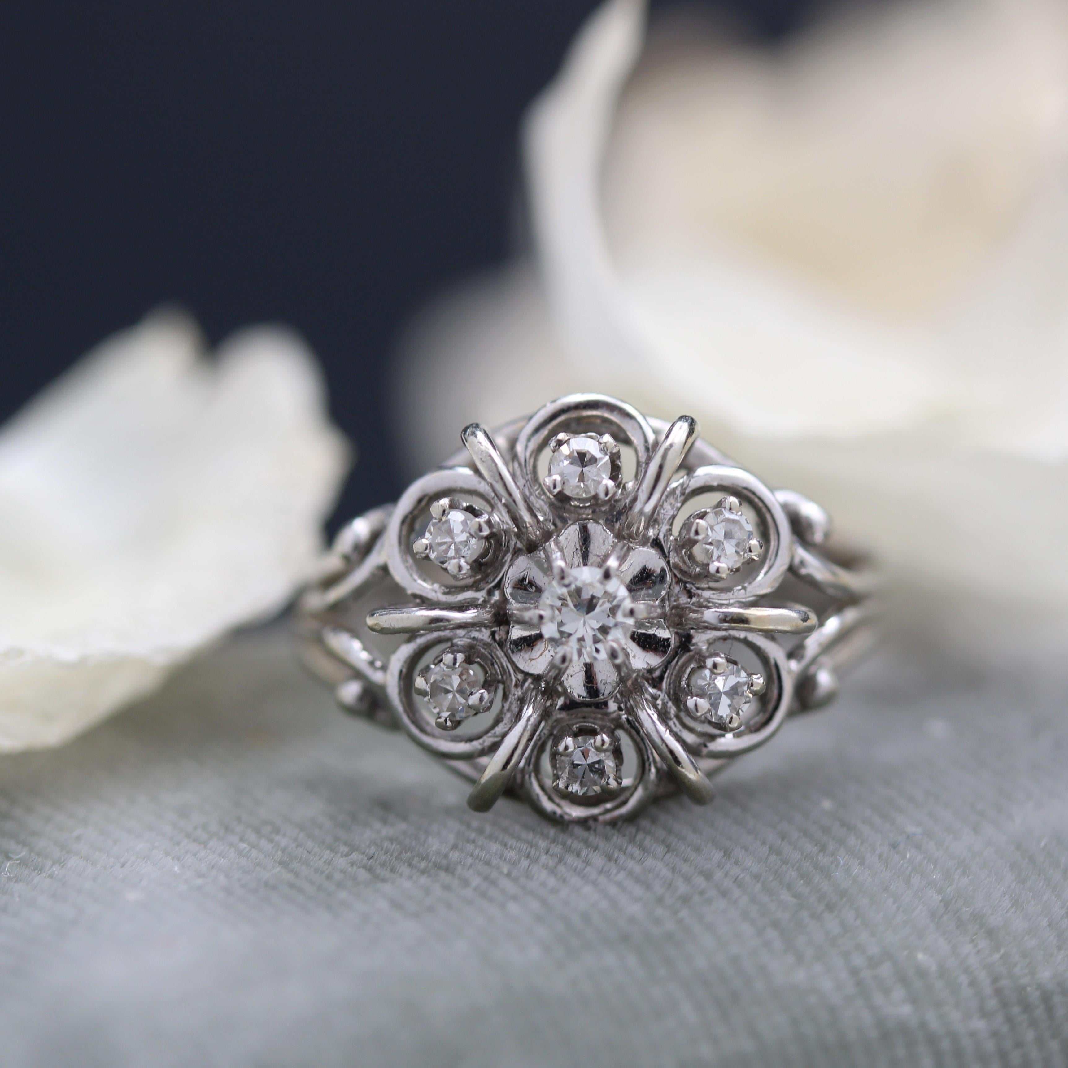 Taille radiant Bague à fil en or blanc 18 carats, diamants des années 1960 françaises en vente