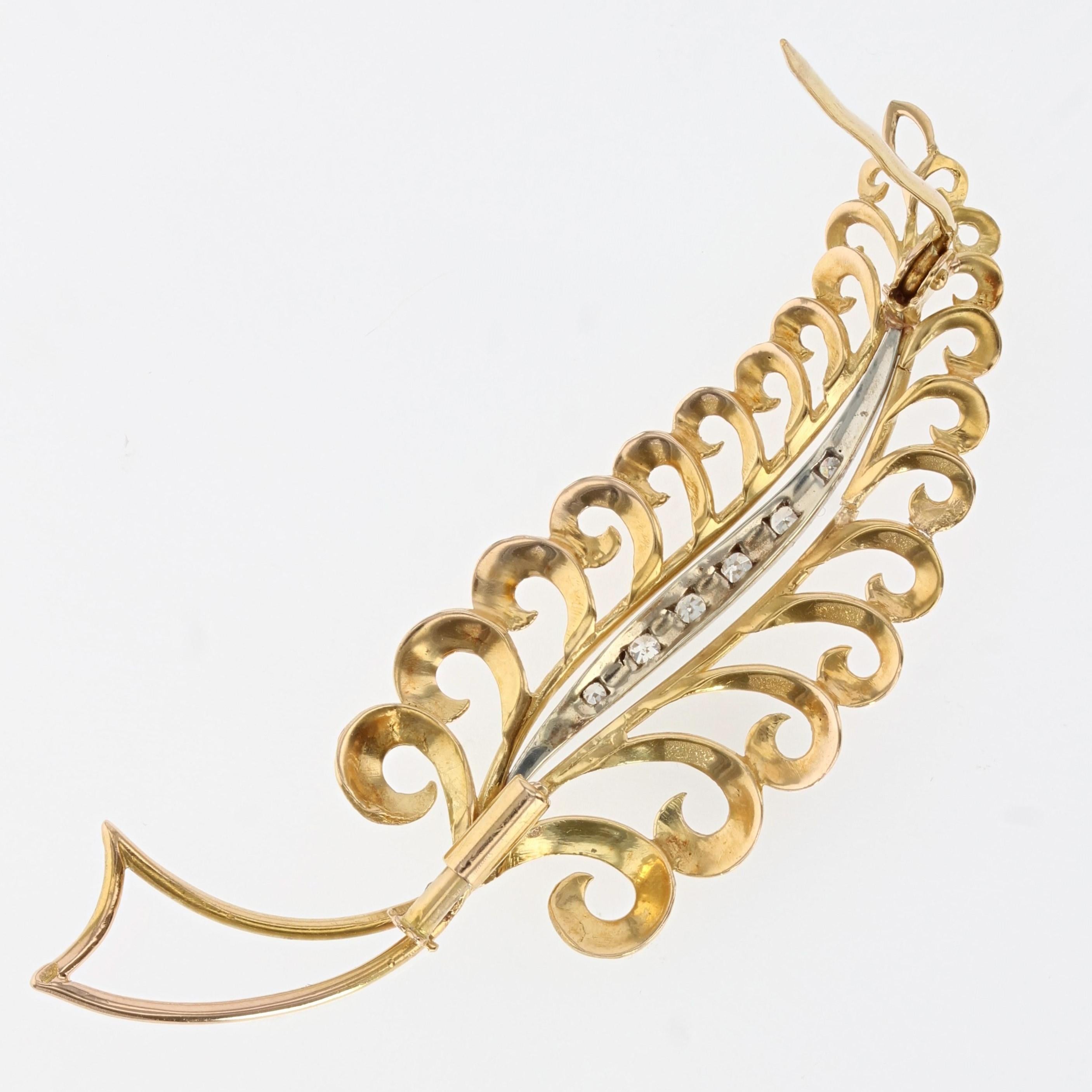 Round Cut French 1960s Diamonds 18 Karat Yellow White Gold Leaf Brooch For Sale
