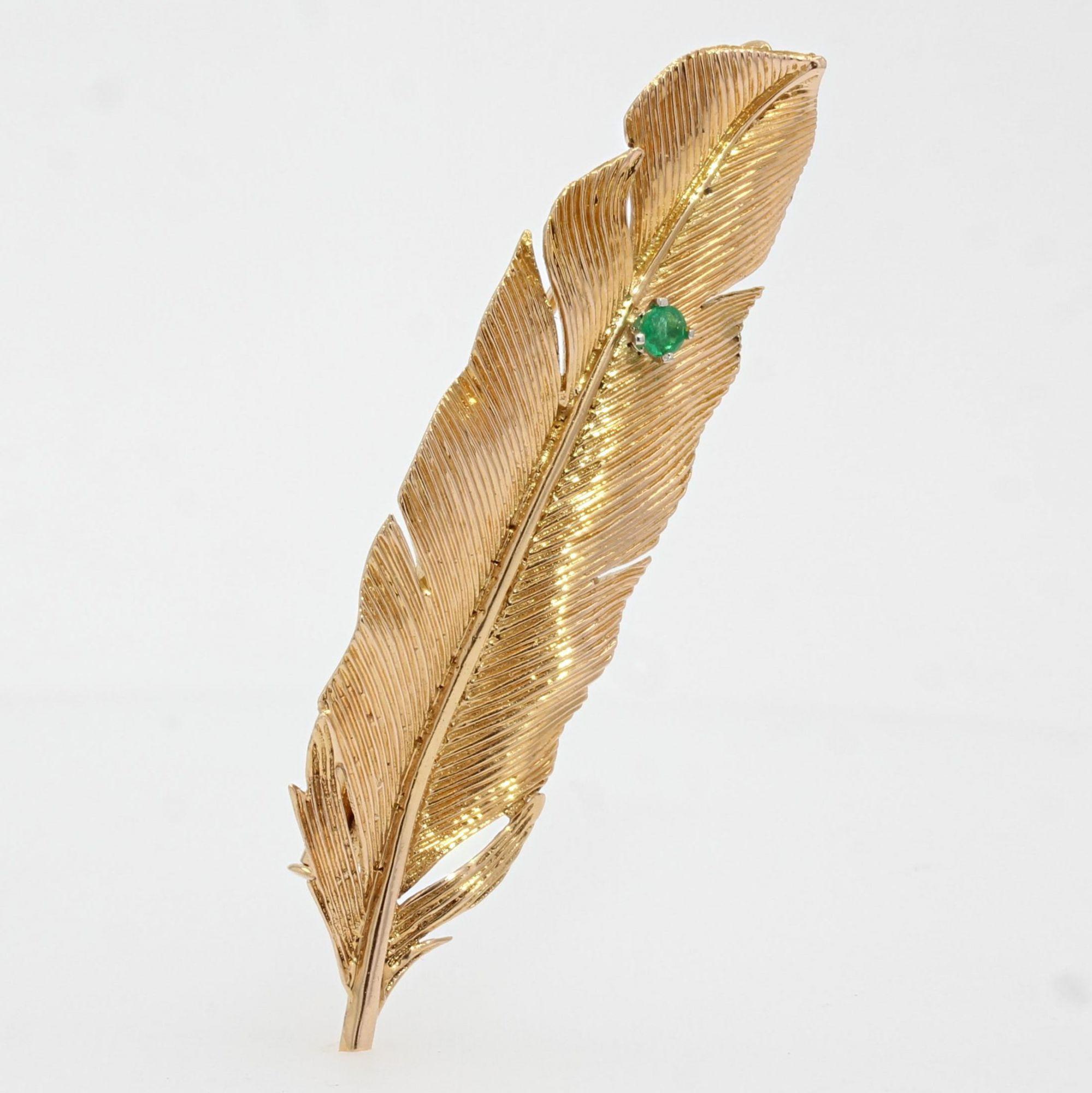 French 1960s Emerald 18 Karat Yellow Gold Feather Brooch 4