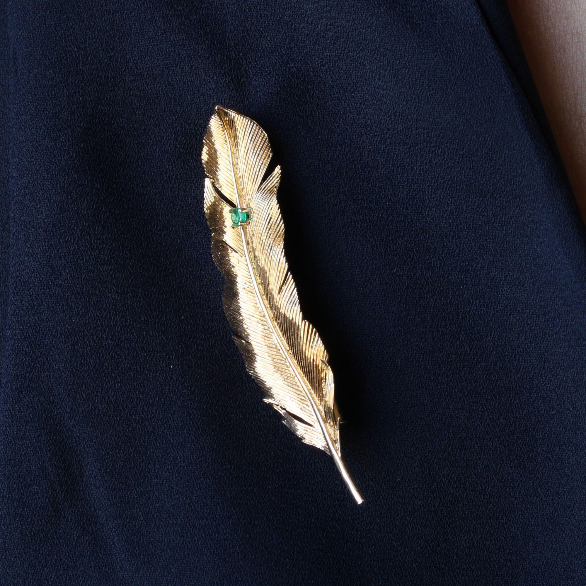 French 1960s Emerald 18 Karat Yellow Gold Feather Brooch In Good Condition In Poitiers, FR