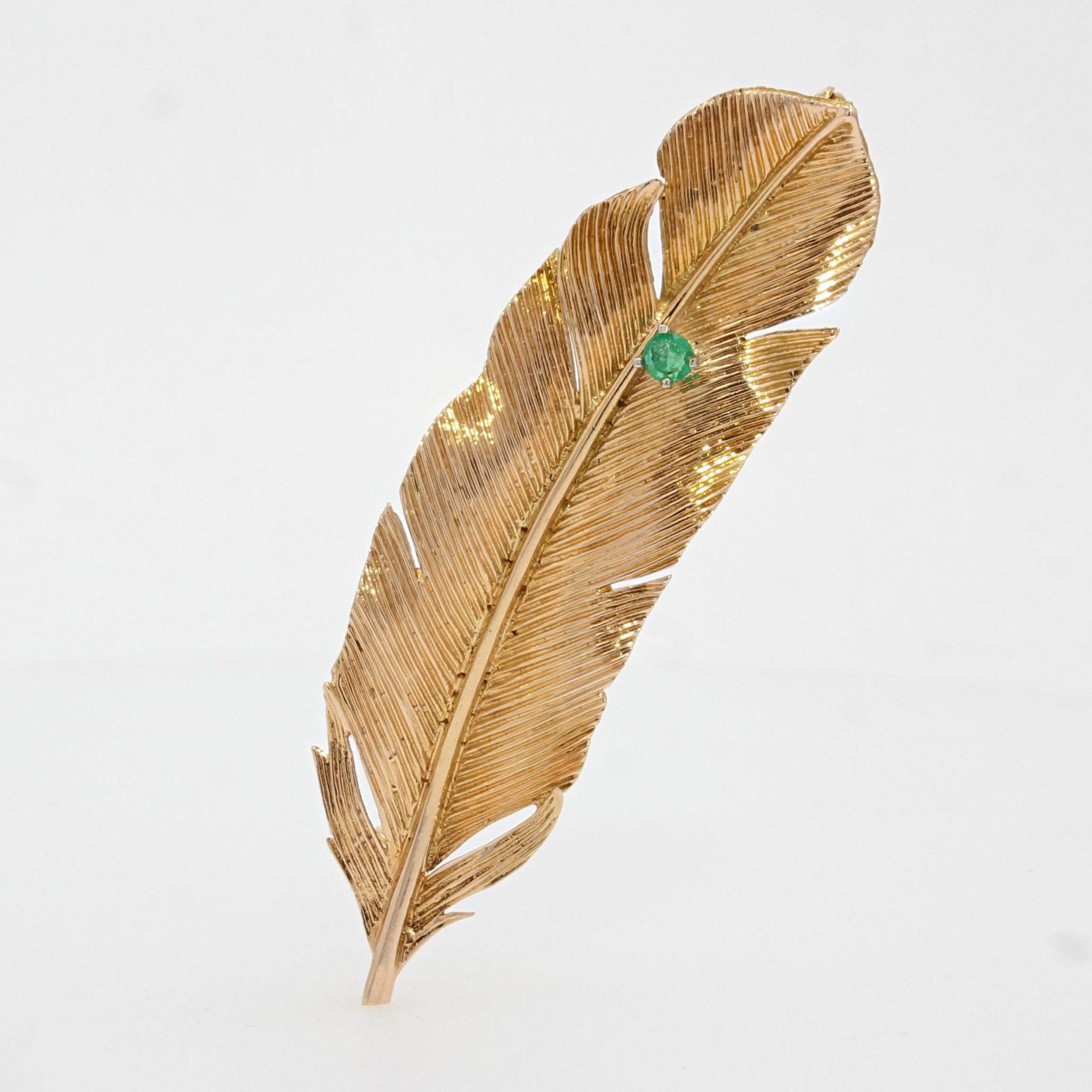 Women's French 1960s Emerald 18 Karat Yellow Gold Feather Brooch