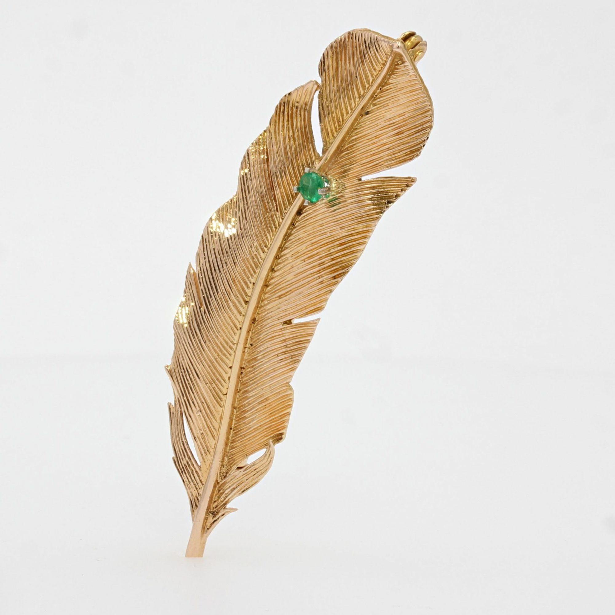 French 1960s Emerald 18 Karat Yellow Gold Feather Brooch 1