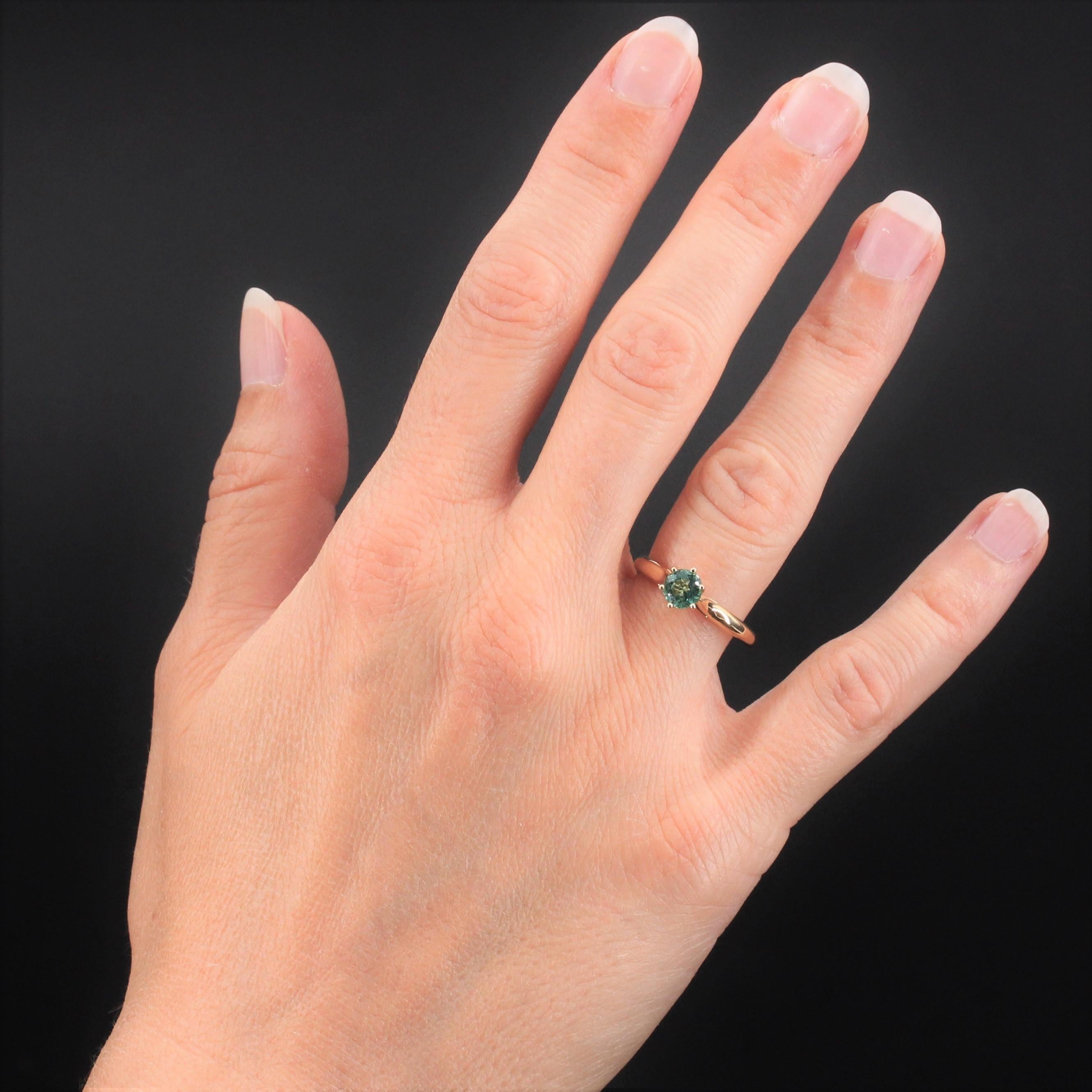 Ring aus 18 Karat Gelbgold, Adlerkopfpunze.
Reizvolle Retro-Ring, ist es mit Krallen auf seiner Oberseite, von einem runden Smaragd verziert.
Gewicht des Smaragds: ca. 0,60 Karat.
Höhe : 6,4 mm, Breite : 5,3 mm, Dicke : 5,6 mm, Breite des Rings an