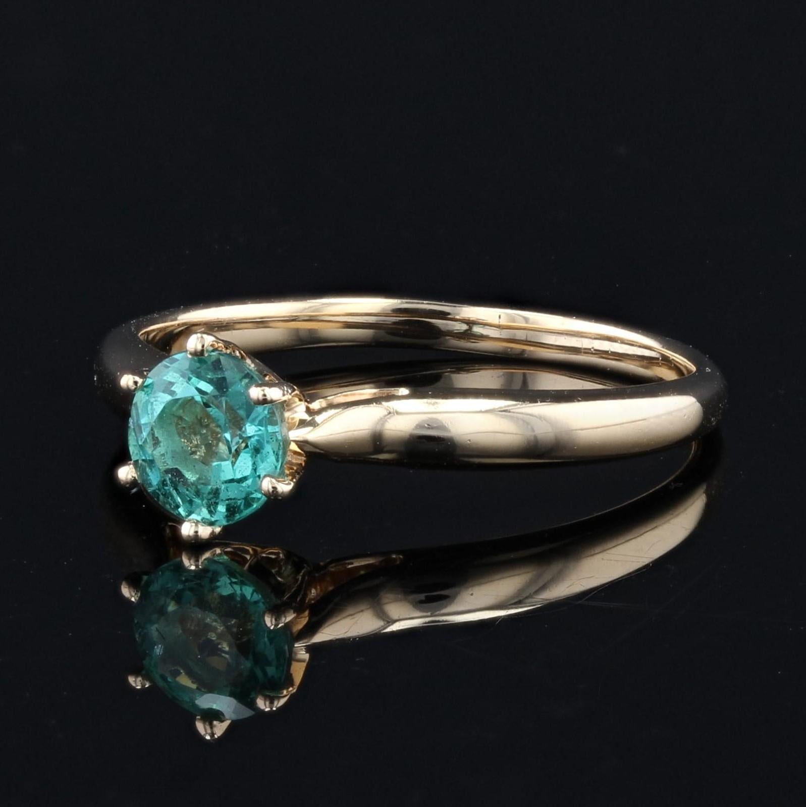 French 1960s Emerald 18 Karat Yellow Gold Solitaire Ring In Good Condition For Sale In Poitiers, FR