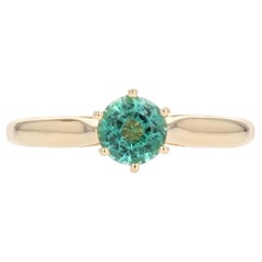 Bague solitaire française des années 1960 en or jaune 18 carats avec émeraude