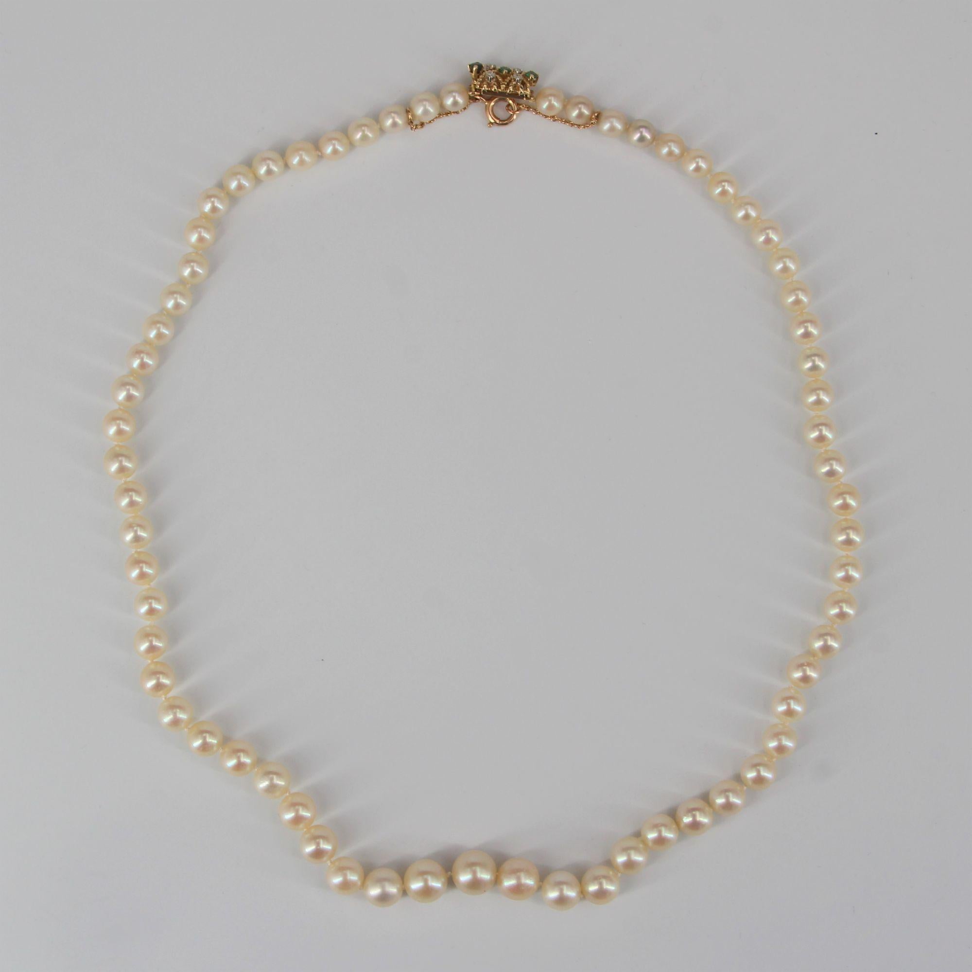 French 1960s Emerald Diamond Clasp Cultured Pearl Necklace For Sale 5