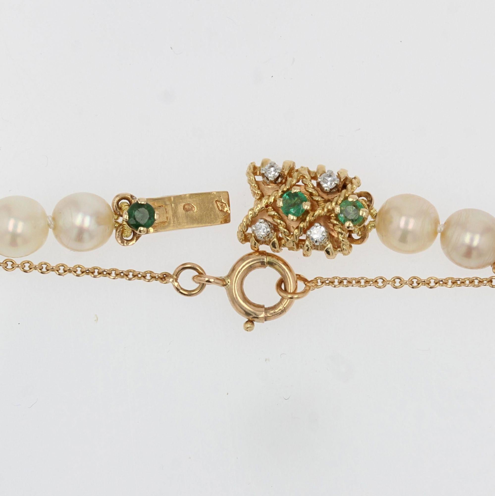 French 1960s Emerald Diamond Clasp Cultured Pearl Necklace In Good Condition For Sale In Poitiers, FR