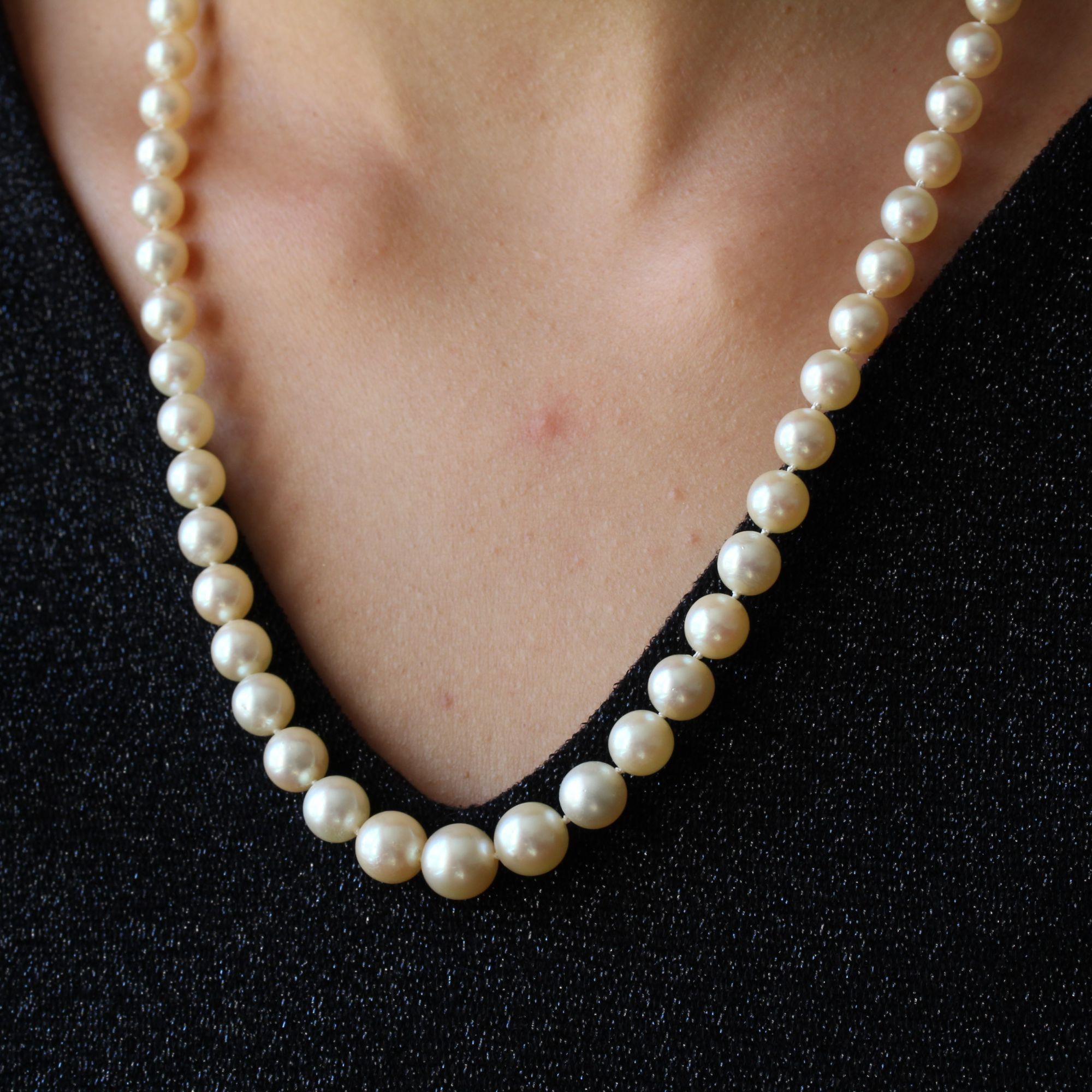 French 1960s Emerald Diamond Clasp Cultured Pearl Necklace For Sale 1