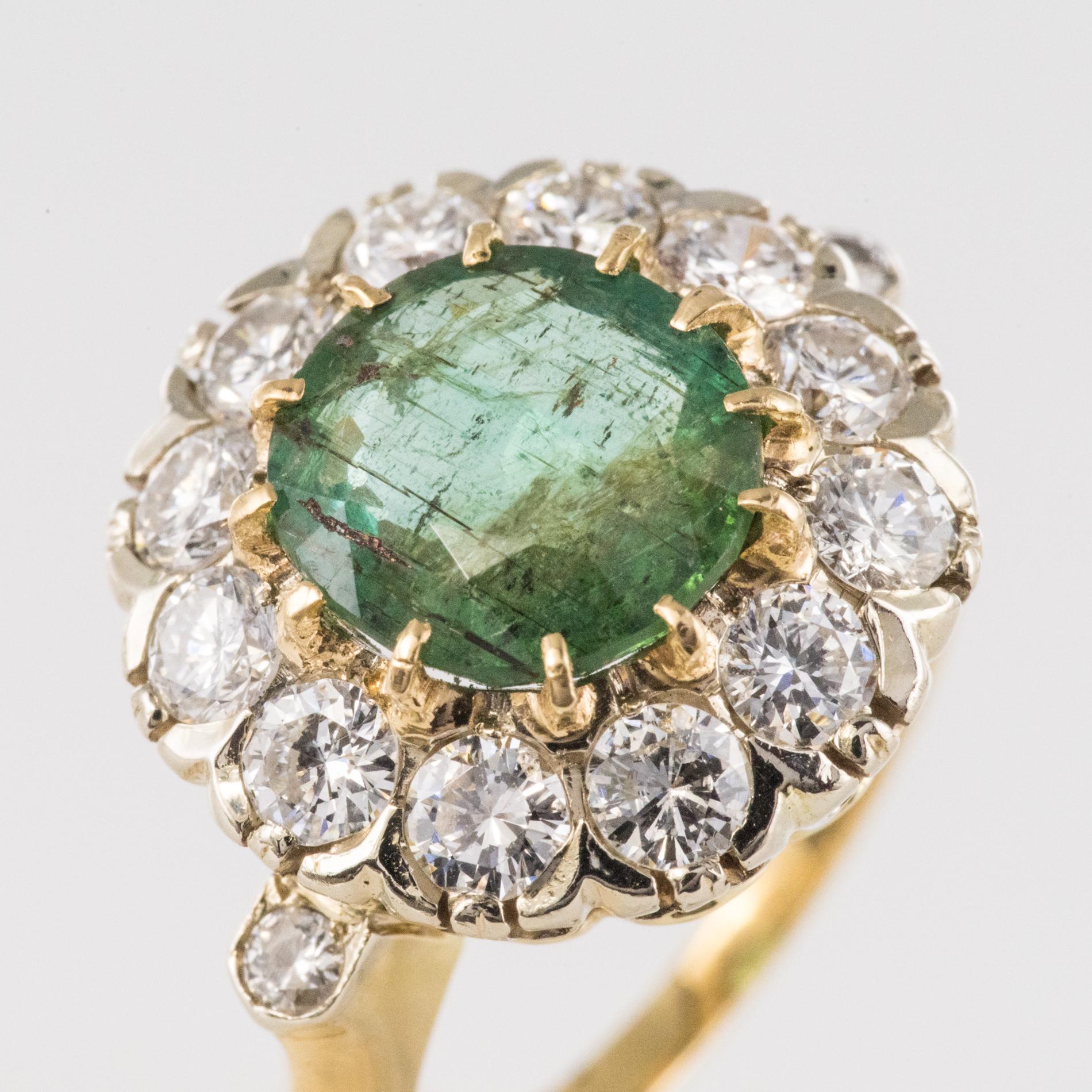French 1960s Emerald Diamonds 18 Karat Yellow White Gold Daisy Ring In Good Condition In Poitiers, FR