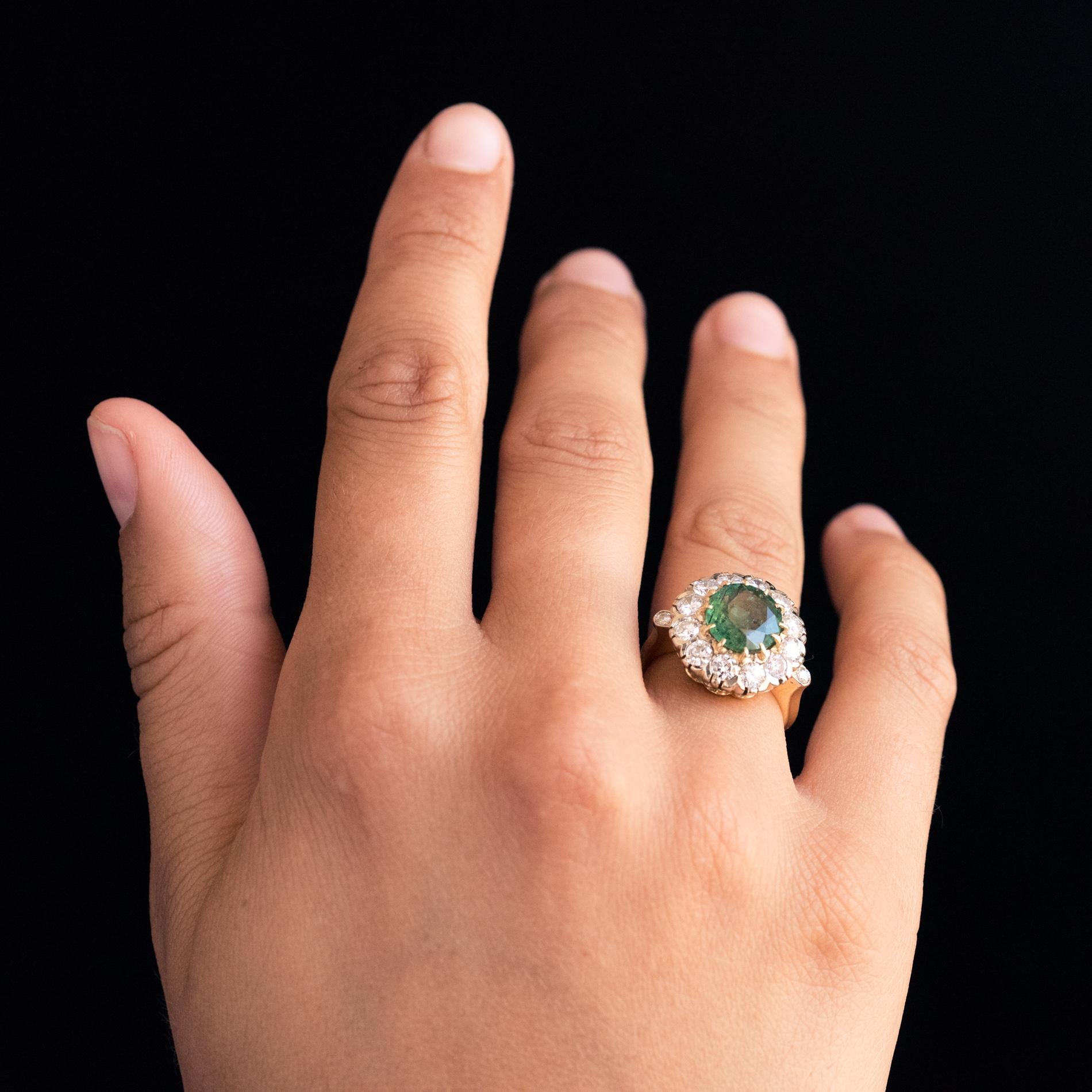 French 1960s Emerald Diamonds 18 Karat Yellow White Gold Daisy Ring 3