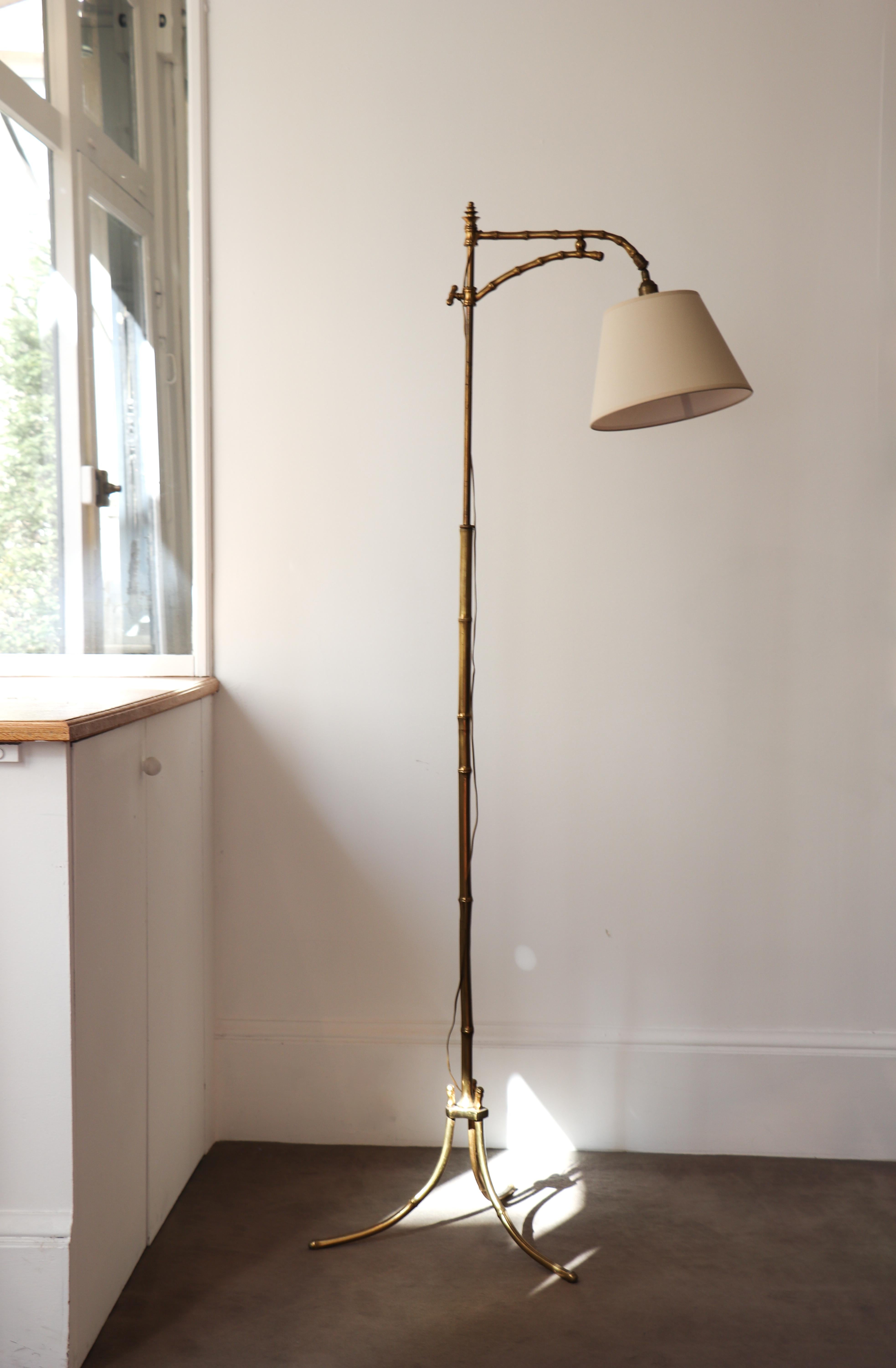 French floor lamp from the 1960s in brass with a bamboo motif. 

Accompanied by a new lampshade. 

The lamp is not currently electrified and needs to be rewired. 

