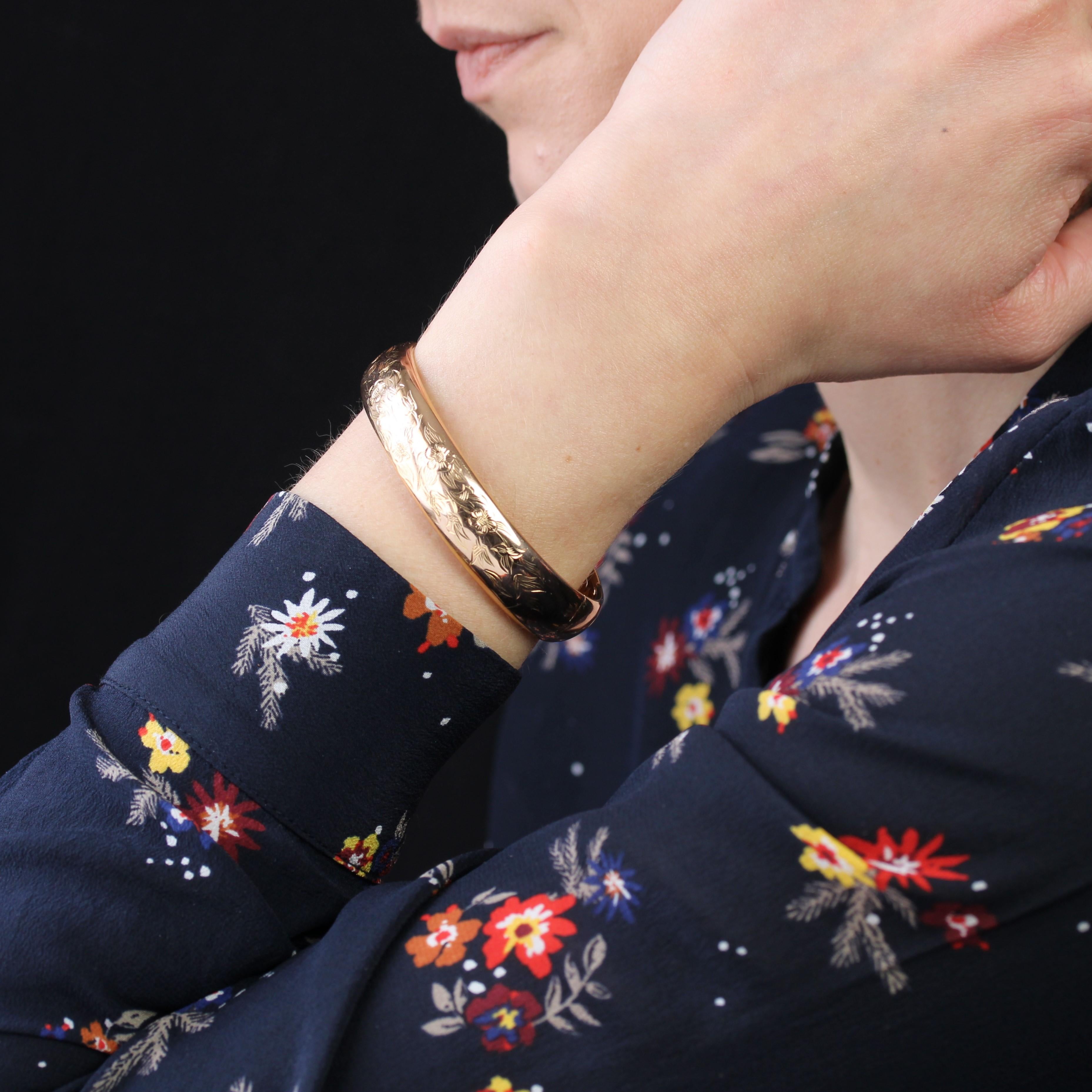 Armband aus 18 Karat Roségold, Nashornkopfpunzen.
Dieses schöne antike Armband hat eine ovale Form und ist ein gewölbtes Halbarmband mit eingravierten Blumenmotiven auf der Oberseite. Der Verschluss ist mit einer Ratsche und 8 Sicherheitsstiften