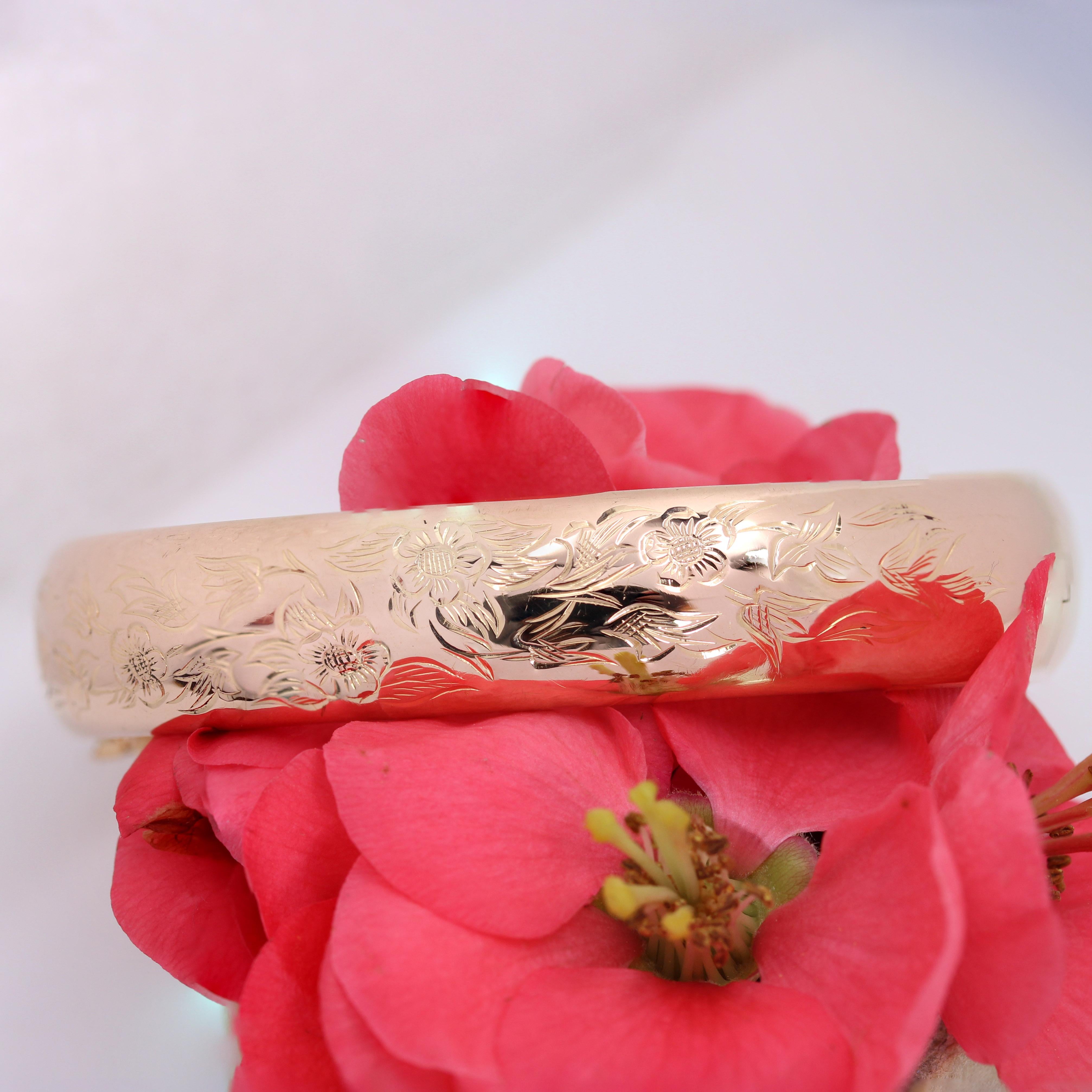 Rétro Bracelet jonc français des années 1960 en or rose 18 carats à motifs floraux en vente