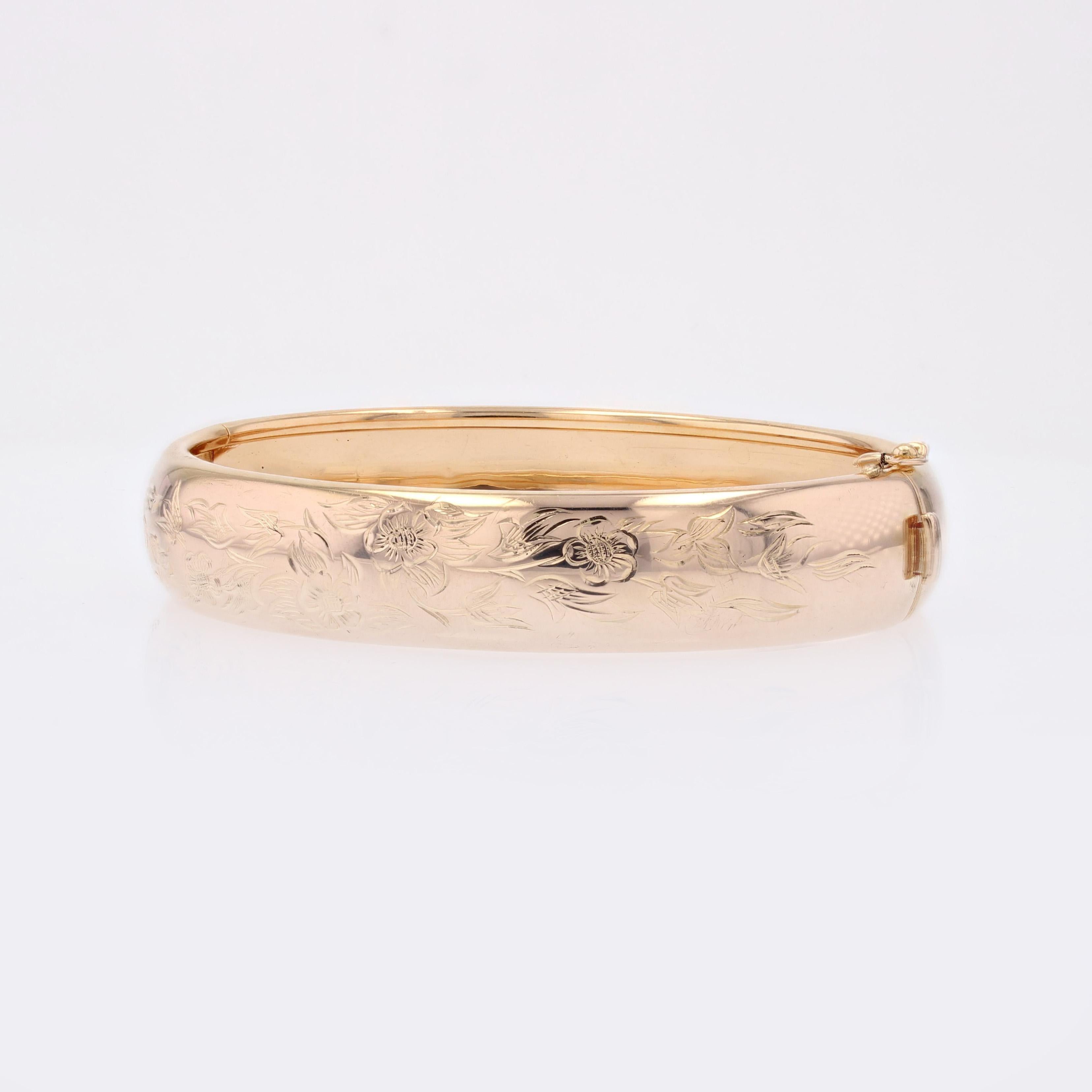 Bracelet jonc français des années 1960 en or rose 18 carats à motifs floraux Bon état - En vente à Poitiers, FR