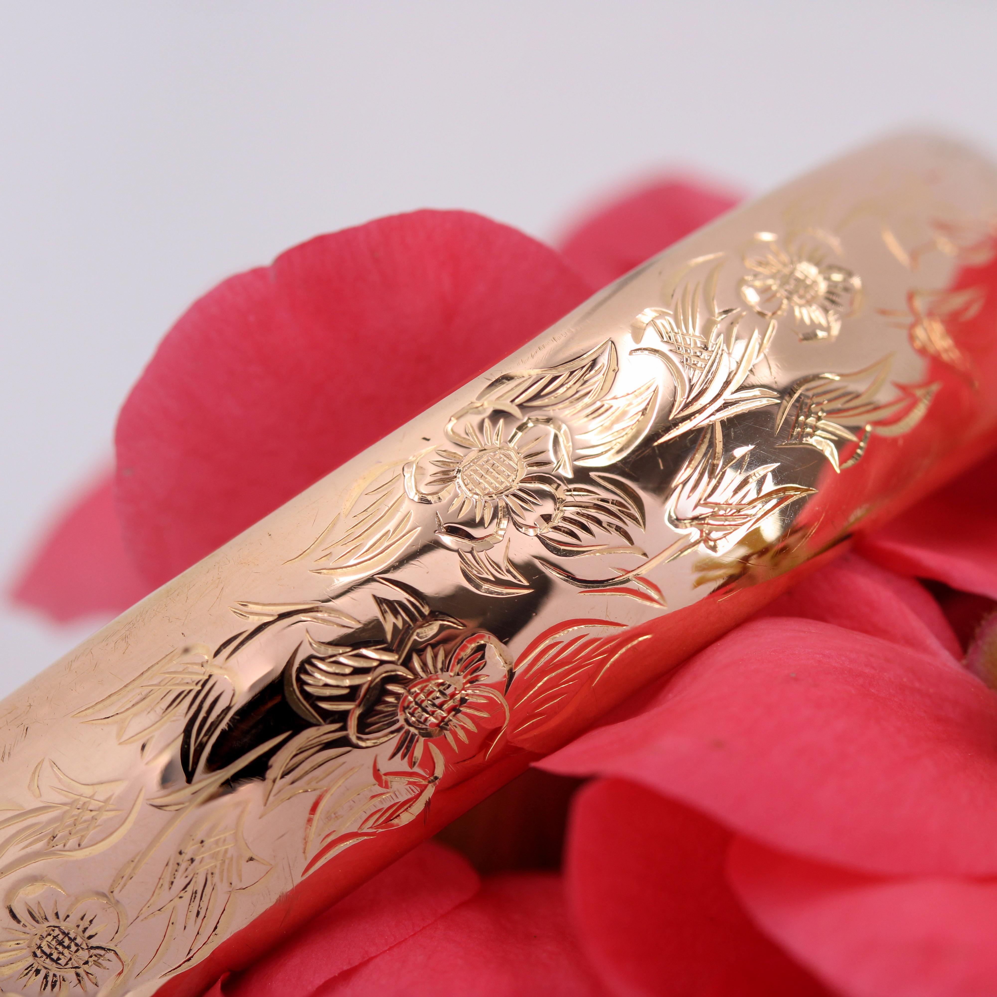 Bracelet jonc français des années 1960 en or rose 18 carats à motifs floraux en vente 2