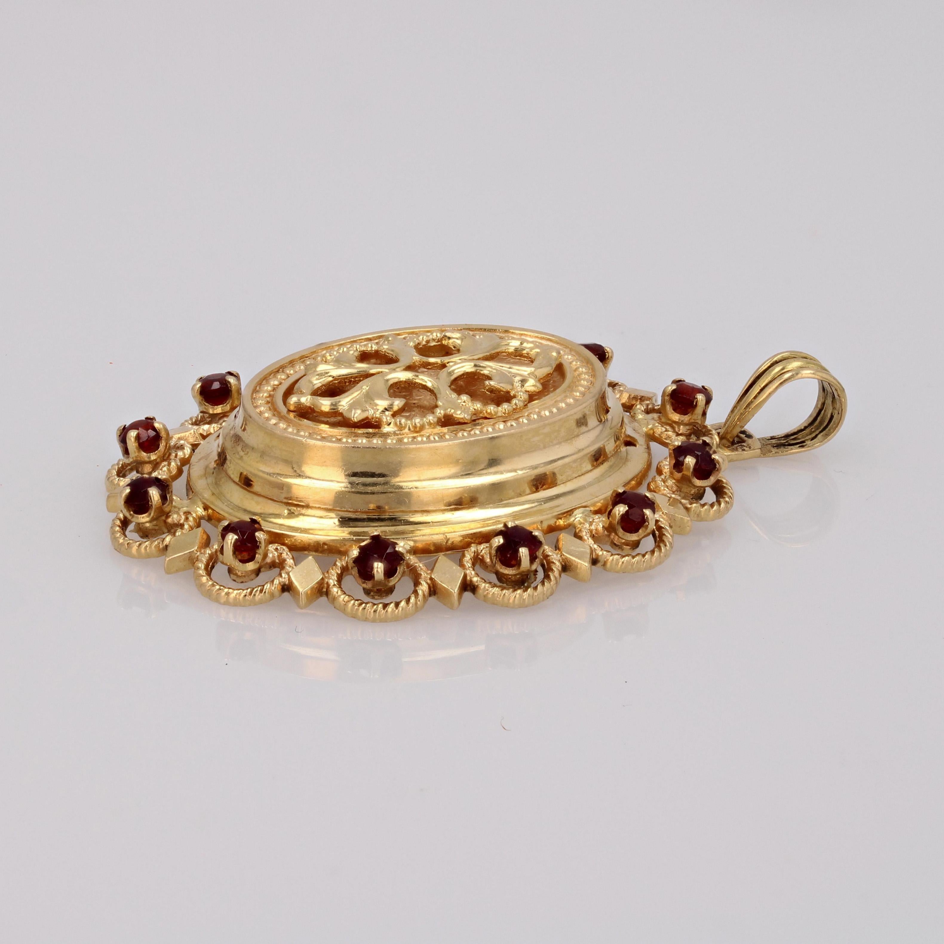 Taille ronde Médaillon français des années 1960 en or jaune 18 carats et grenat en vente