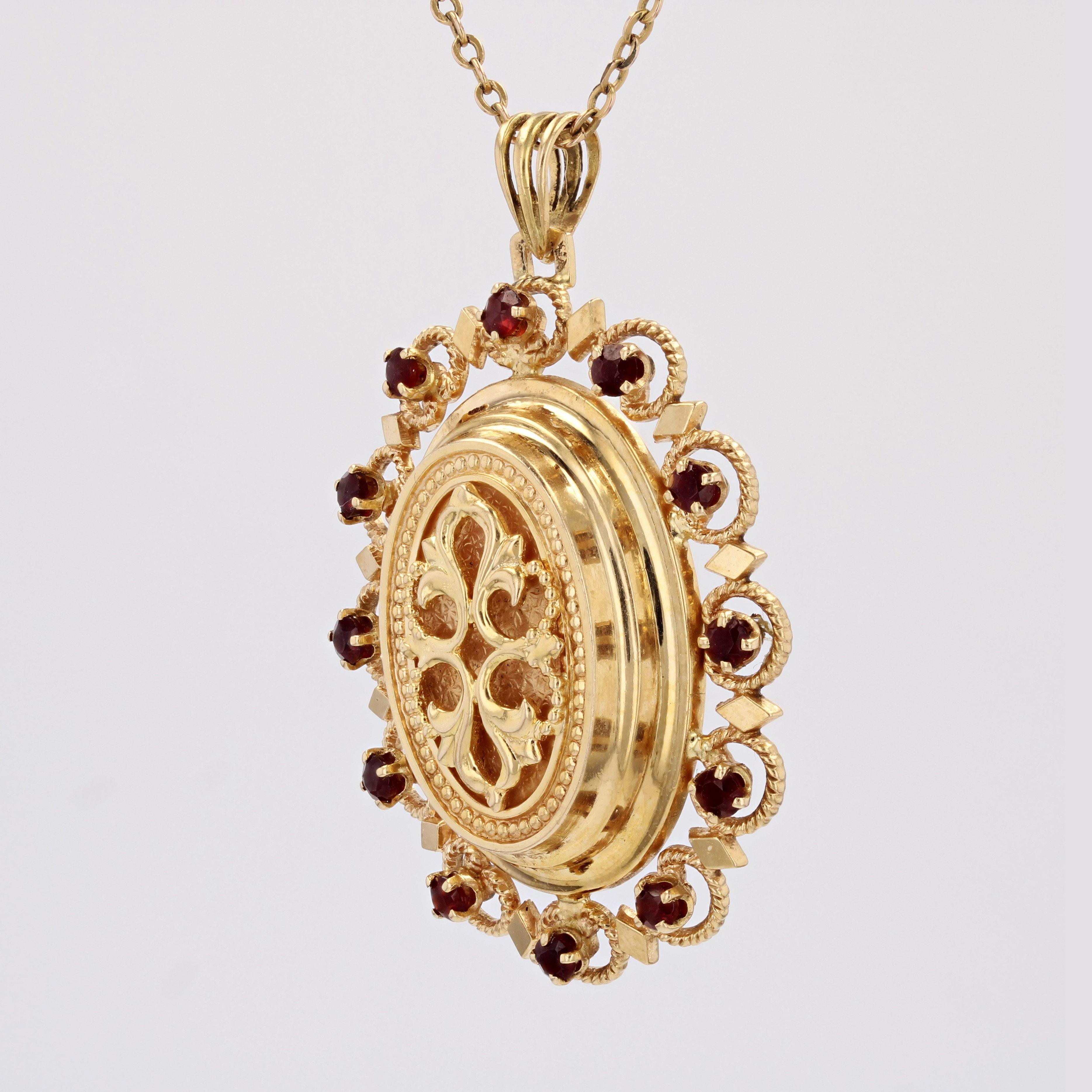 French 1960s Garnet 18 Karat Yellow Gold Medallion In Excellent Condition For Sale In Poitiers, FR