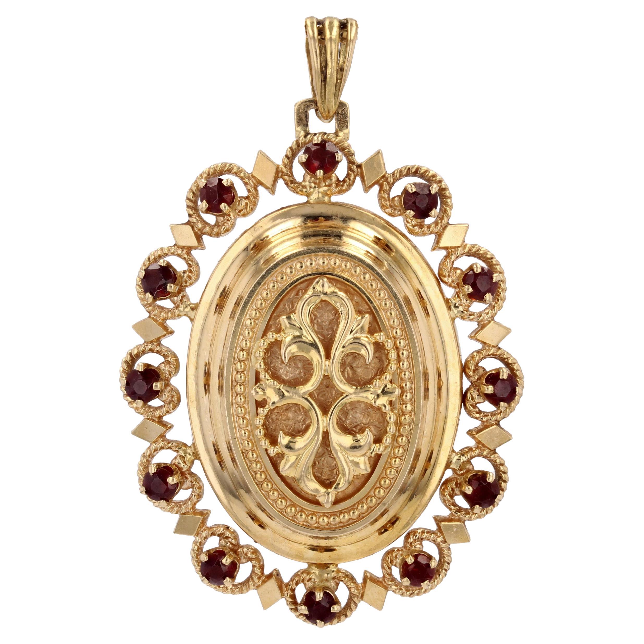 French 1960s Garnet 18 Karat Yellow Gold Medallion For Sale