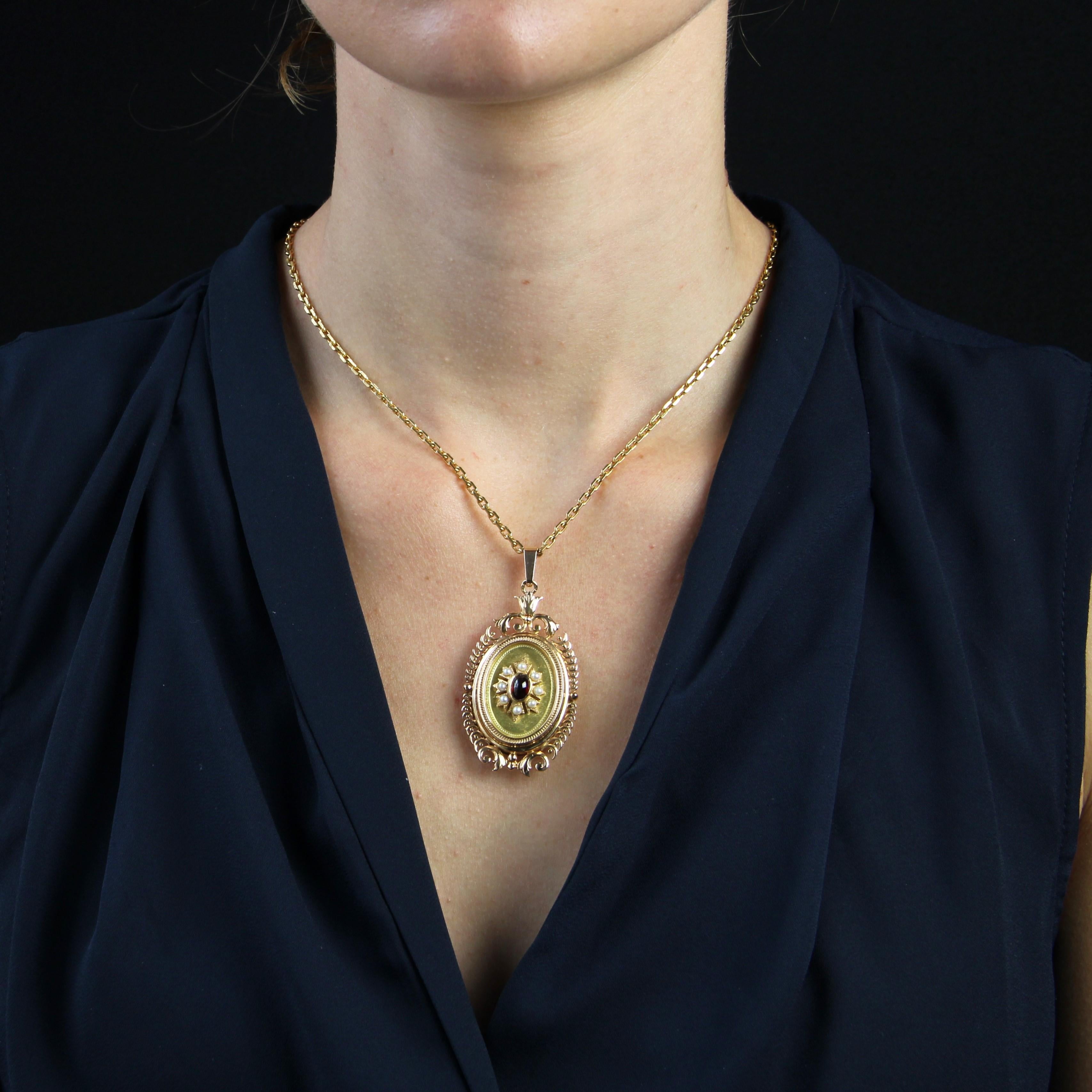 Pendant in 18 karat yellow gold pendant, eagle head hallmark.
This oval medallion pendant is bordered with arabesque and acanthus leaf motifs. It opens with a hinge on the side to accommodate a keepsake. The front is adorned with an applique floral