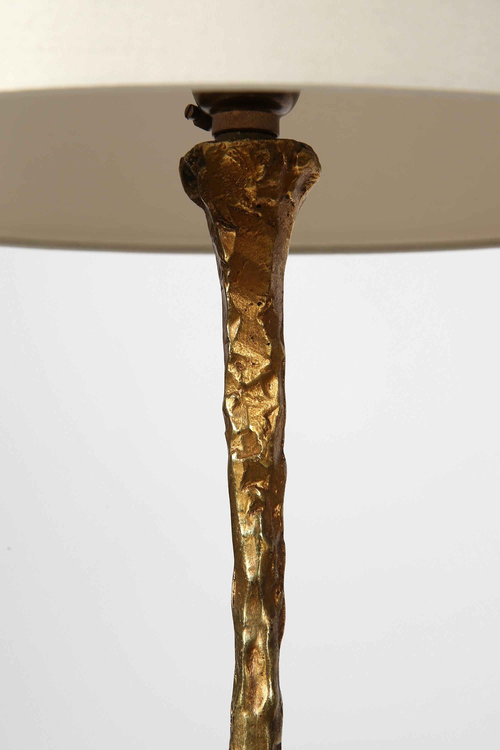 20ième siècle Lampe de table en bronze de style Giacometti des années 1960 en vente