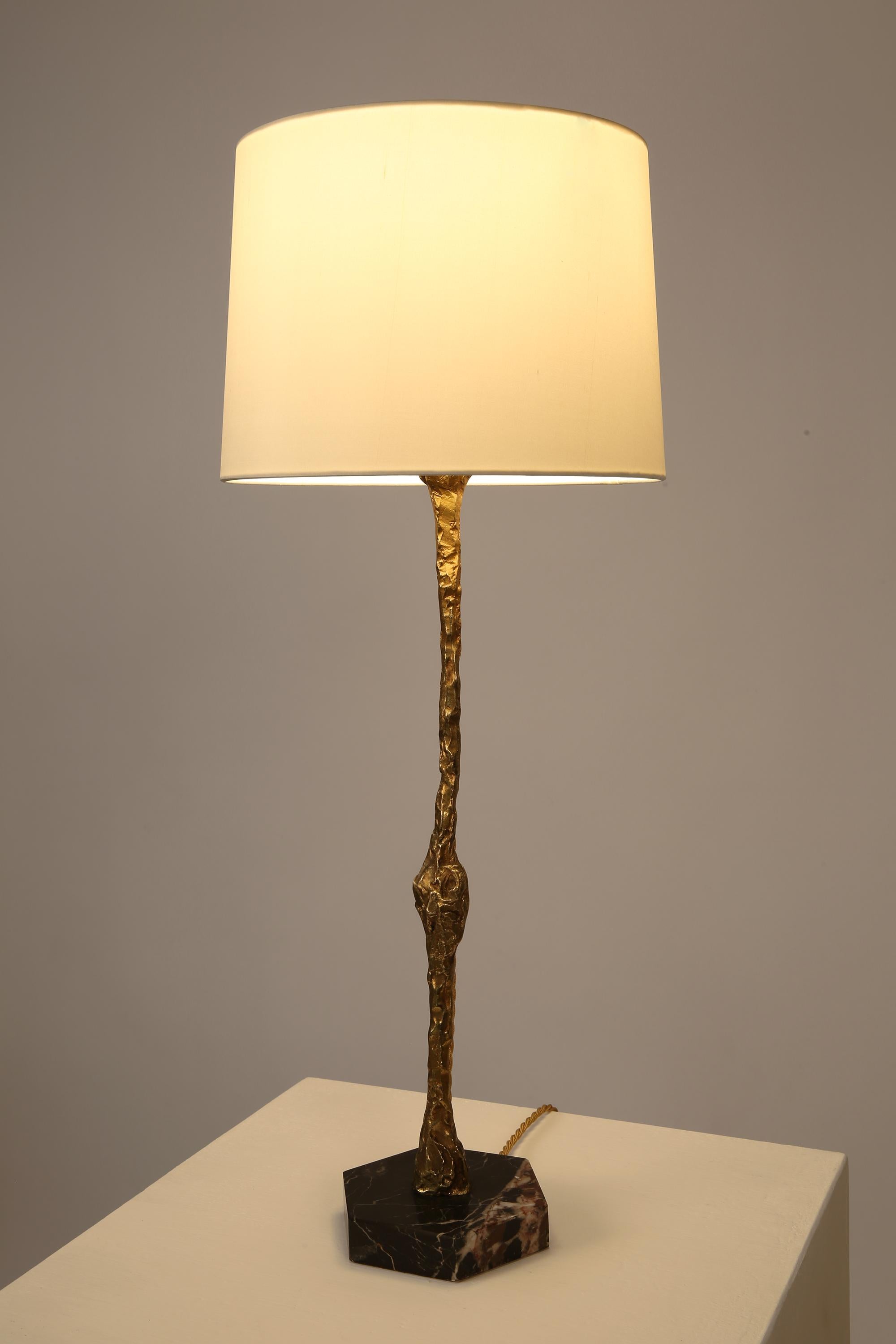Lampe de table en bronze de style Giacometti des années 1960 en vente 2