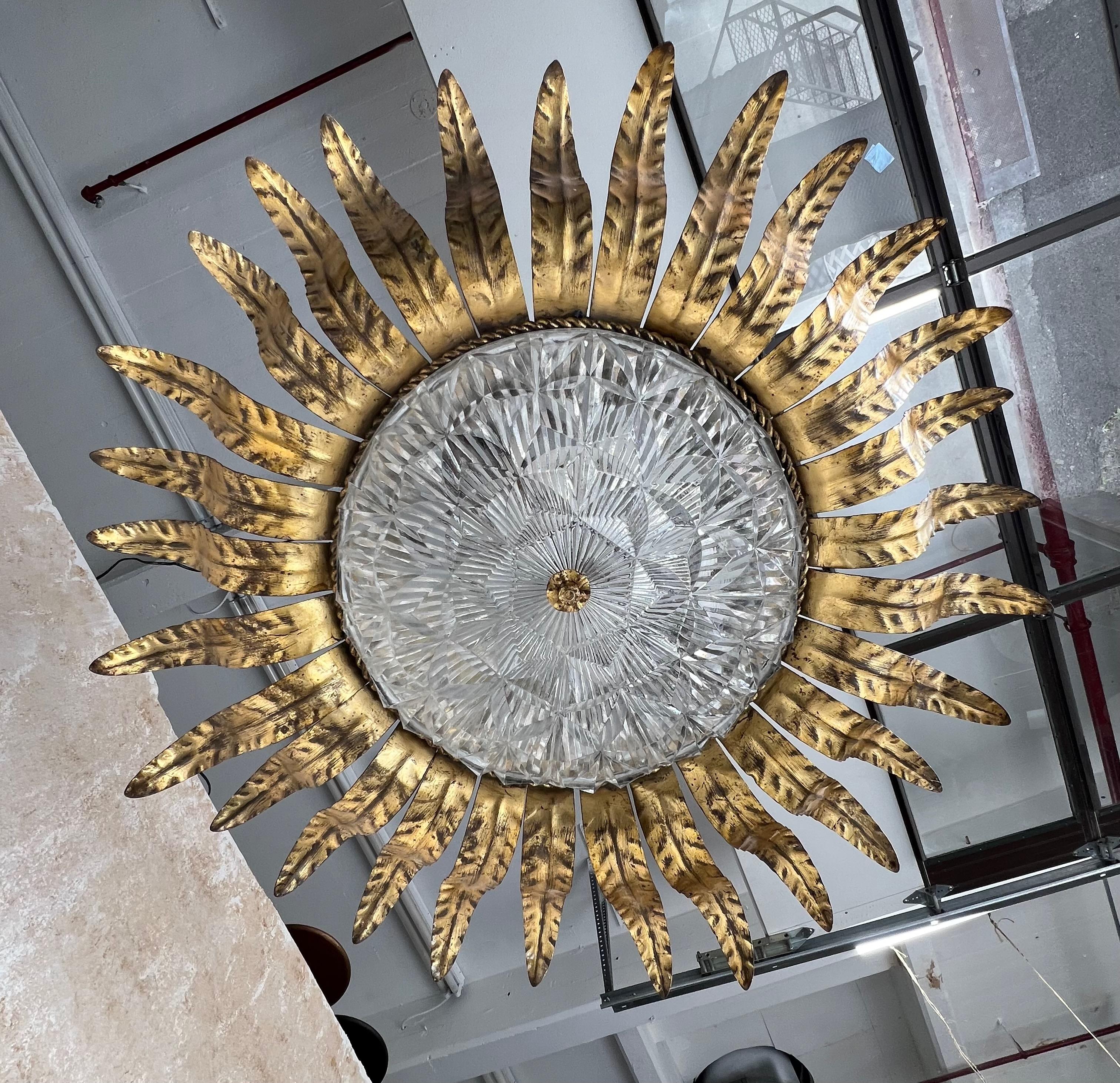 Art nouveau Plafonnier français des années 1960 avec abat-jour en verre moulé en vente