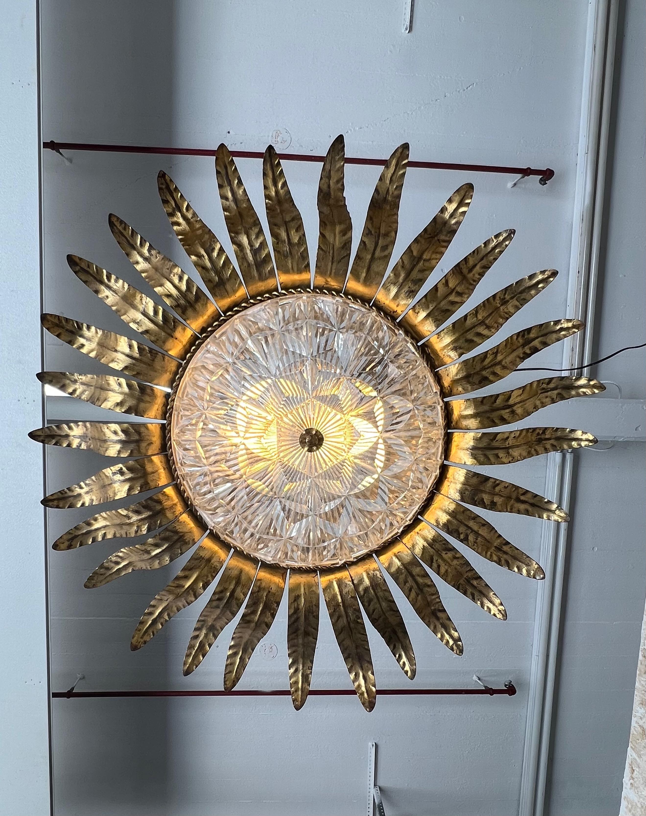Métal Plafonnier français des années 1960 avec abat-jour en verre moulé en vente