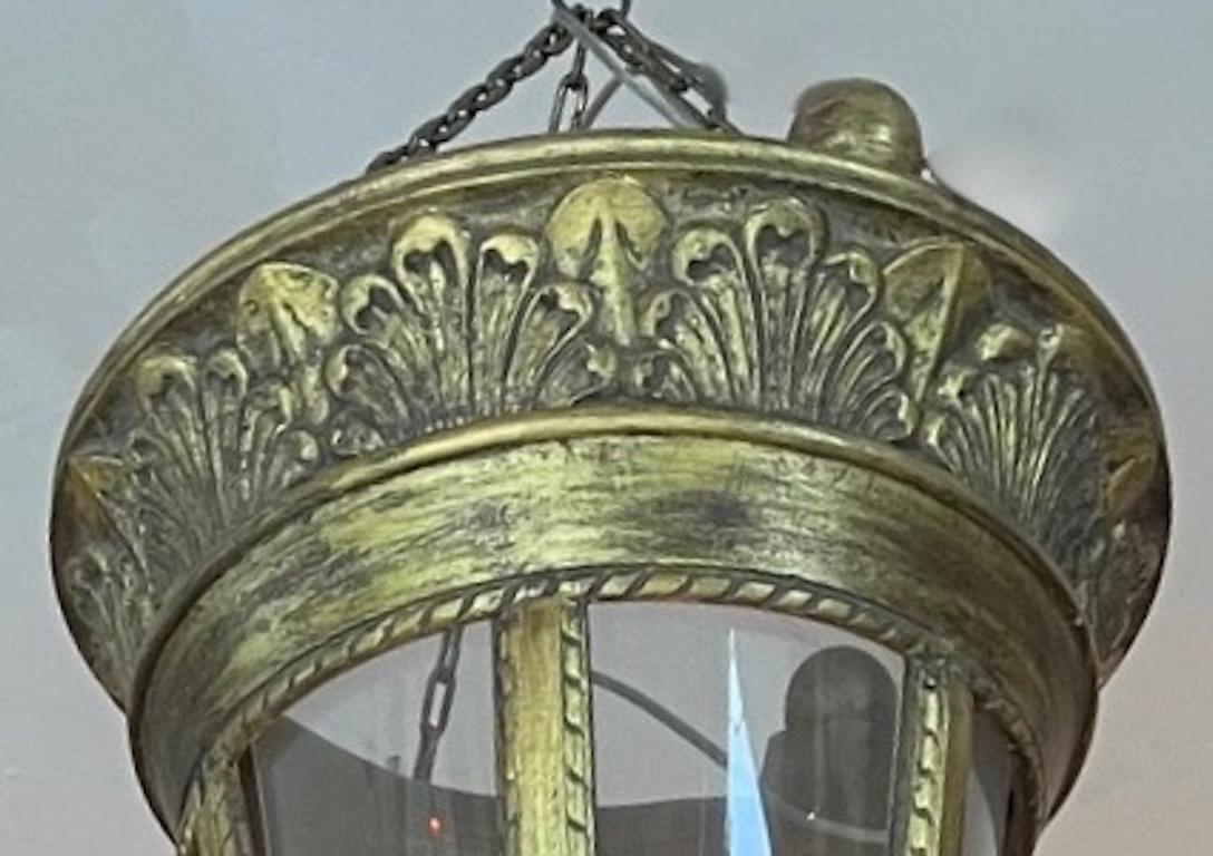 Français Suspension française des années 1960 en bois et verre peint en or avec une lampe centrale en vente