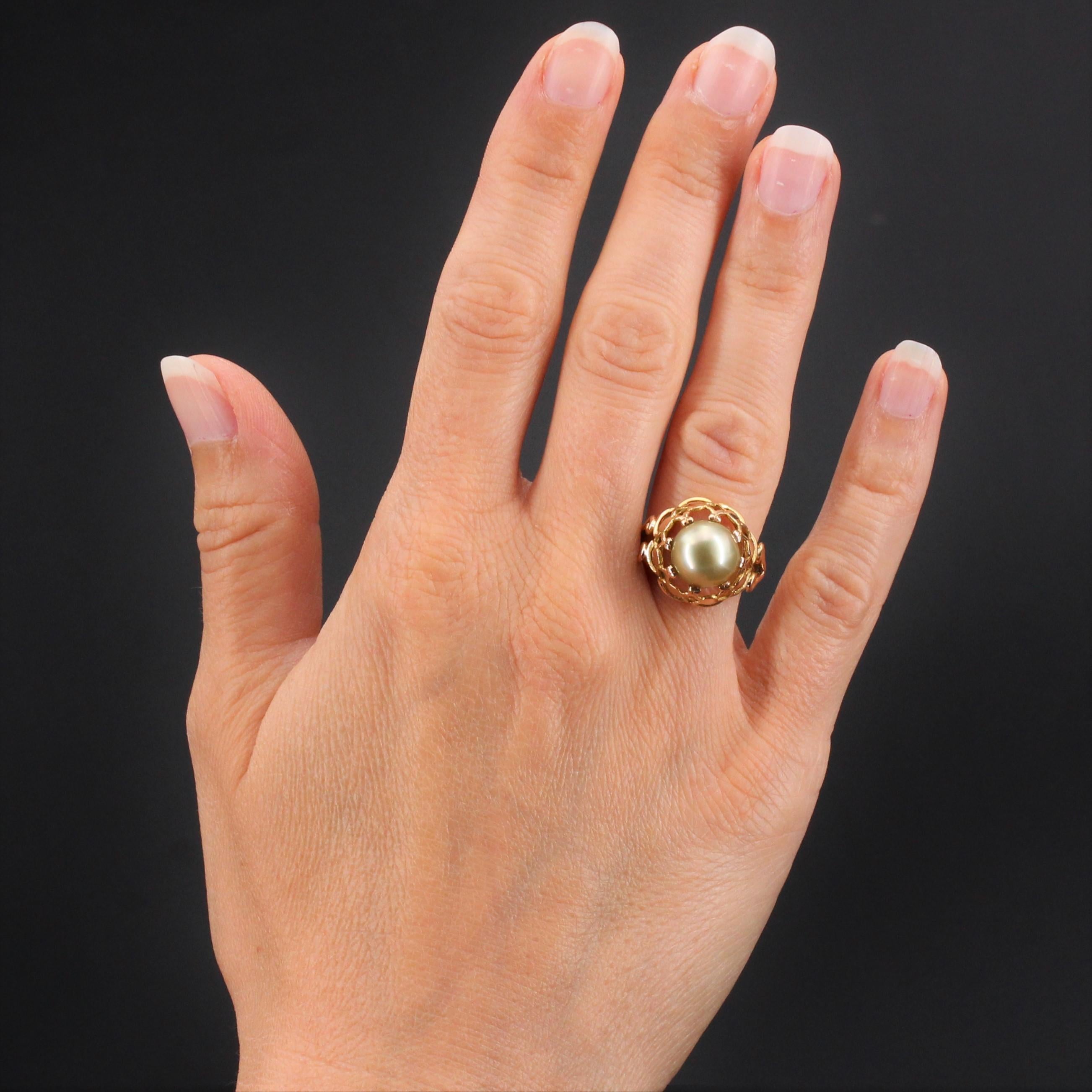 Ring in 18 karat yellow gold, eagle head hallmark.
Original retro ring, the claws of its setting hold on its top a round pearl in the gray bronze orientation. The ring is openworked.
Diameter of the pearl : 9.5/10 mm.
Height : 15,5 mm, width : 16 mm