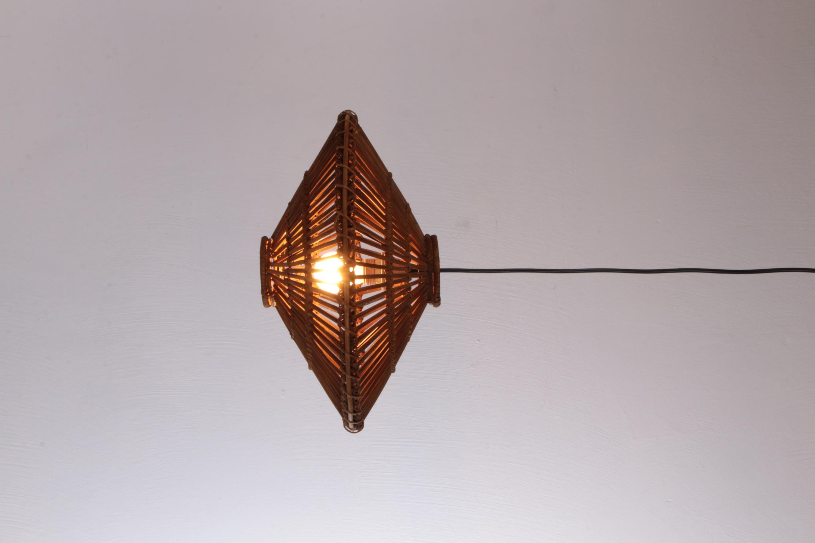 Français Lampe suspendue française des années 1960 en bambou en vente