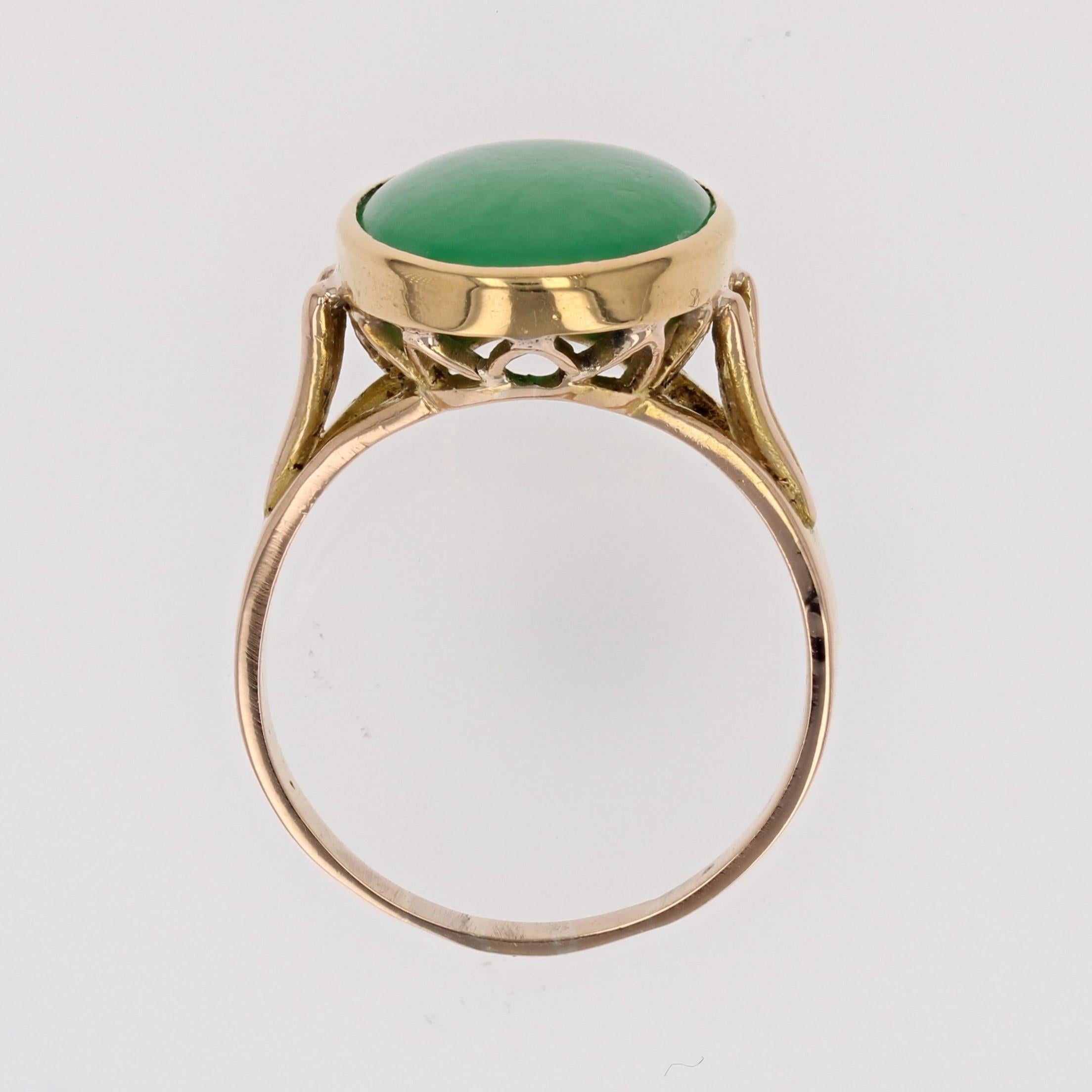 French 1960s Jade Jadeite 18 Karat Yellow Gold Ovale Ring For Sale 4