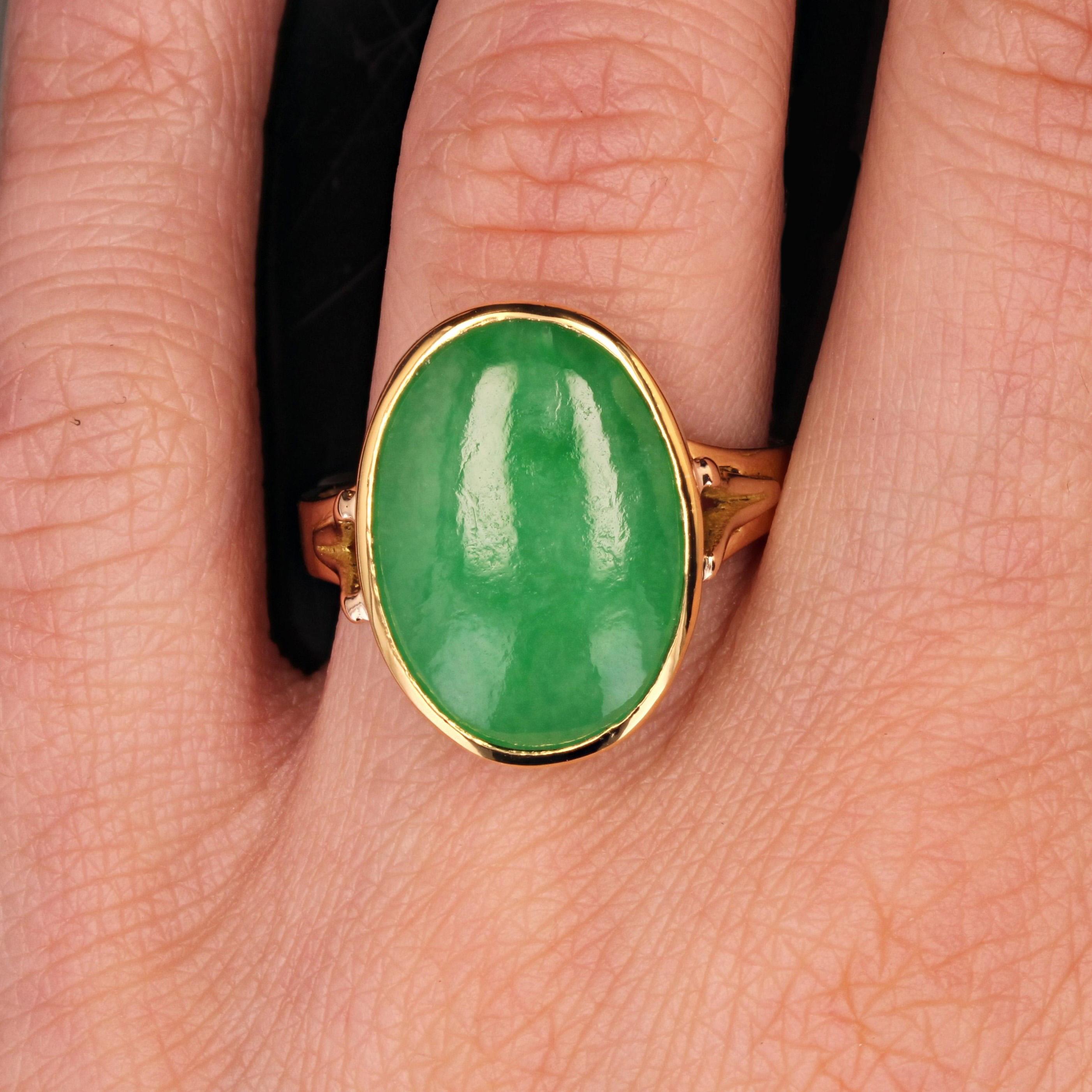 French 1960s Jade Jadeite 18 Karat Yellow Gold Ovale Ring For Sale 5