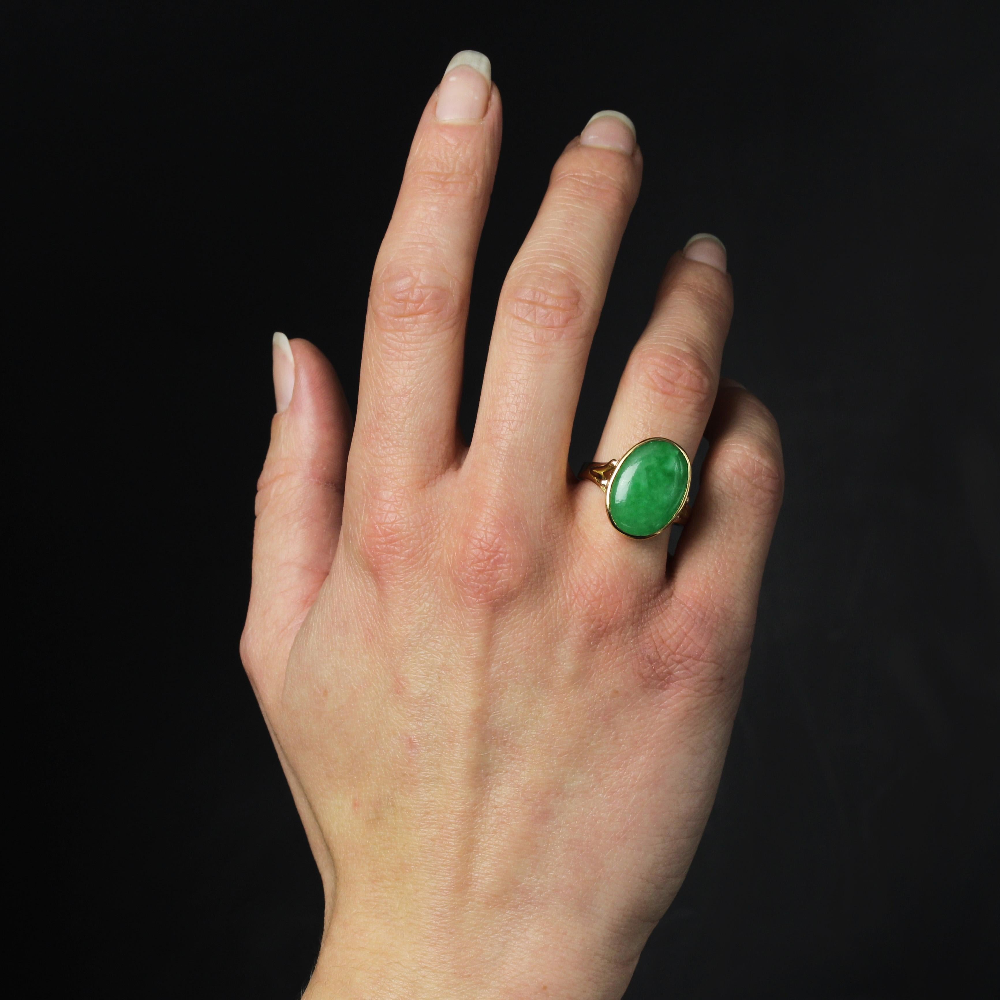 Cabochon French 1960s Jade Jadeite 18 Karat Yellow Gold Ovale Ring For Sale