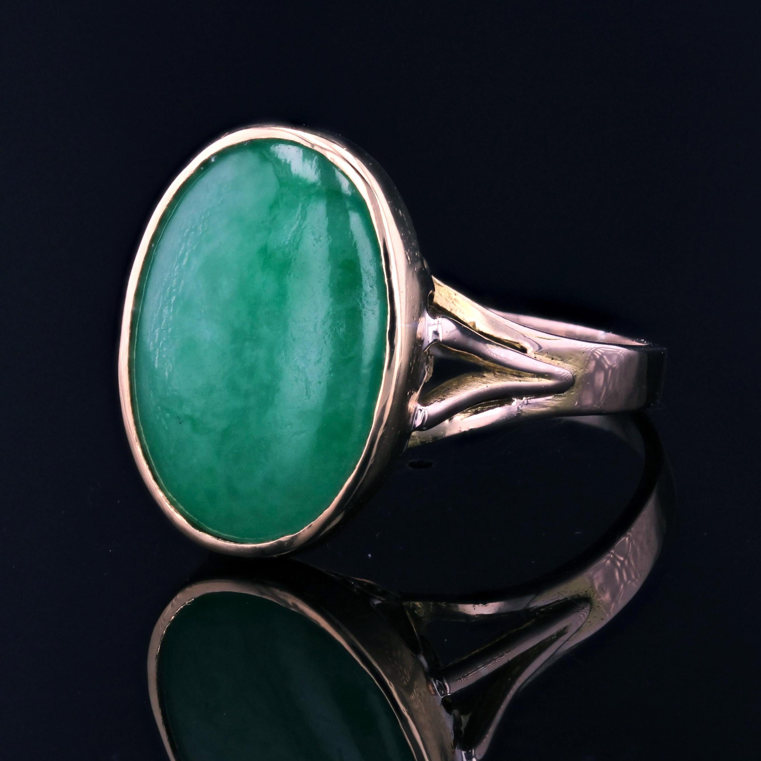 French 1960s Jade Jadeite 18 Karat Yellow Gold Ovale Ring In Good Condition For Sale In Poitiers, FR