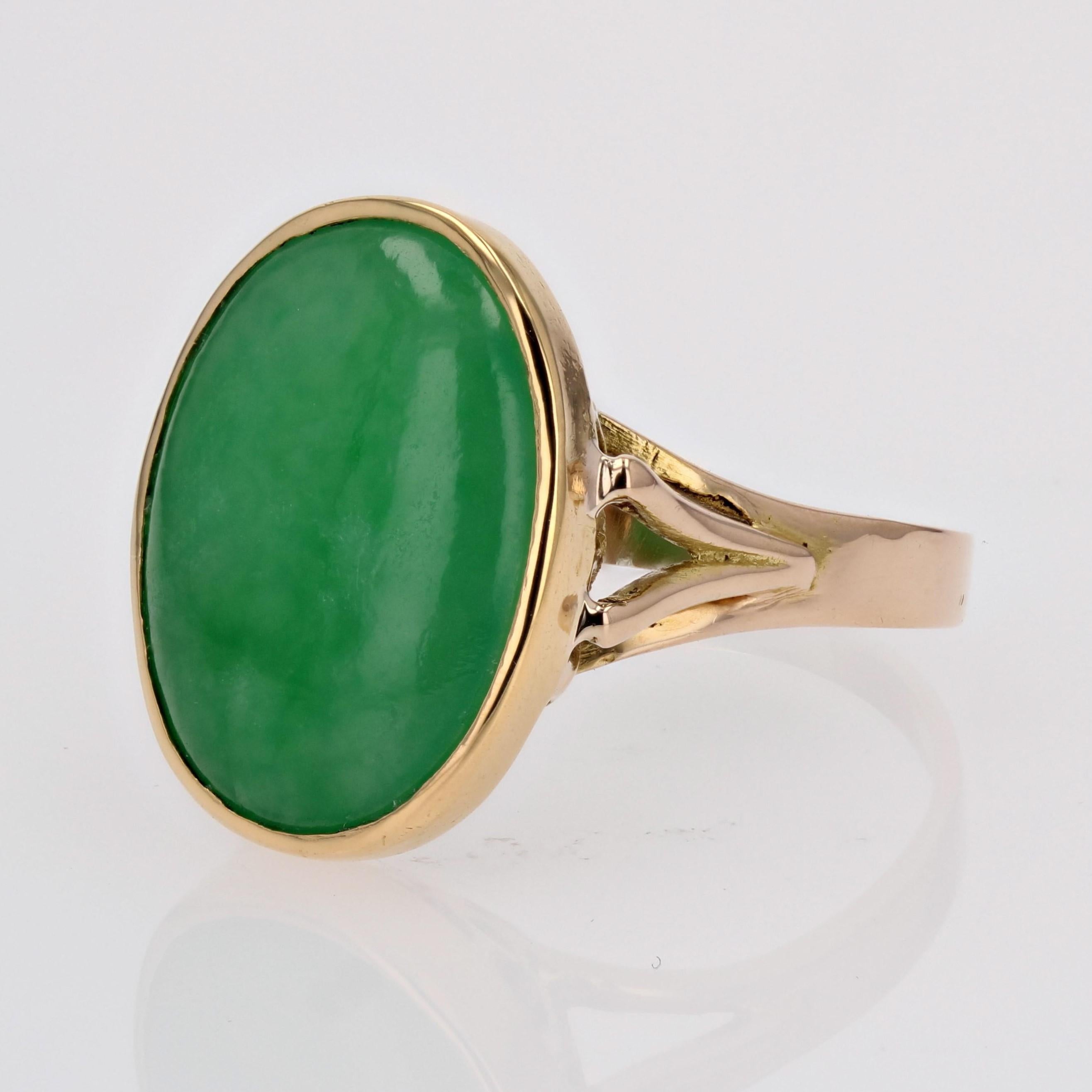 Women's French 1960s Jade Jadeite 18 Karat Yellow Gold Ovale Ring For Sale