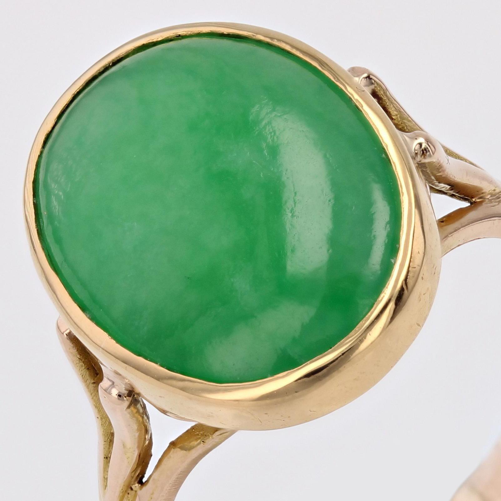French 1960s Jade Jadeite 18 Karat Yellow Gold Ovale Ring For Sale 1