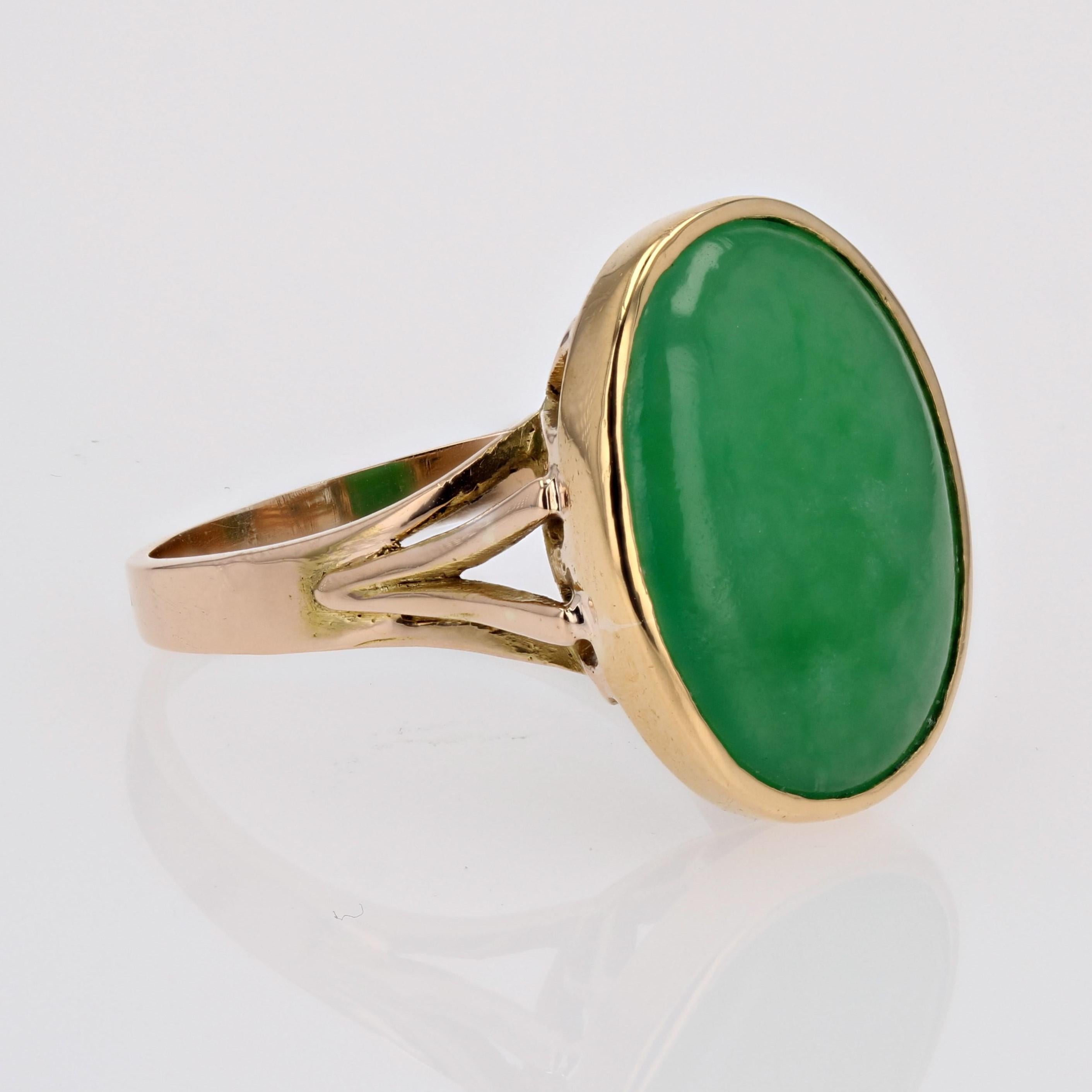 French 1960s Jade Jadeite 18 Karat Yellow Gold Ovale Ring For Sale 2