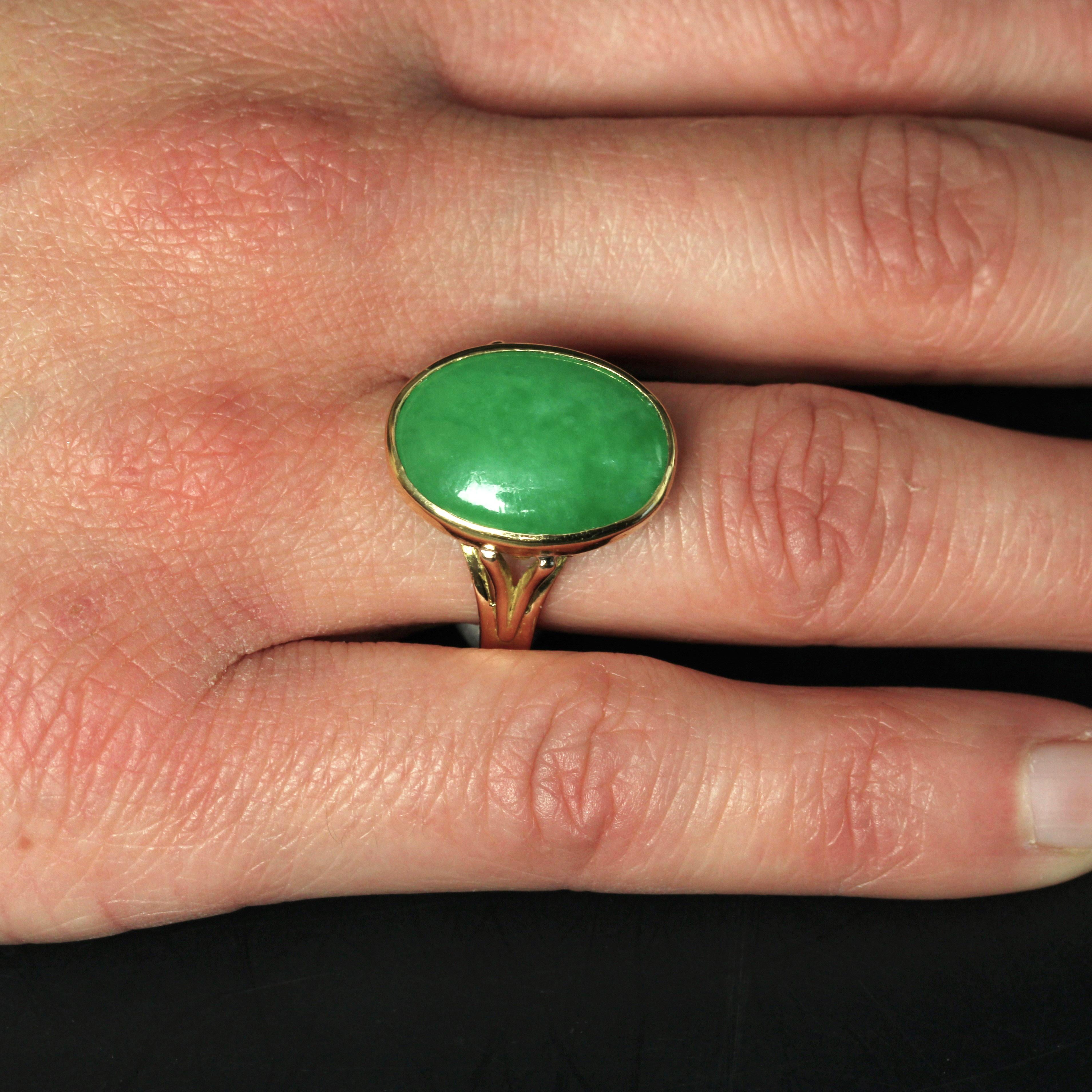 French 1960s Jade Jadeite 18 Karat Yellow Gold Ovale Ring For Sale 3