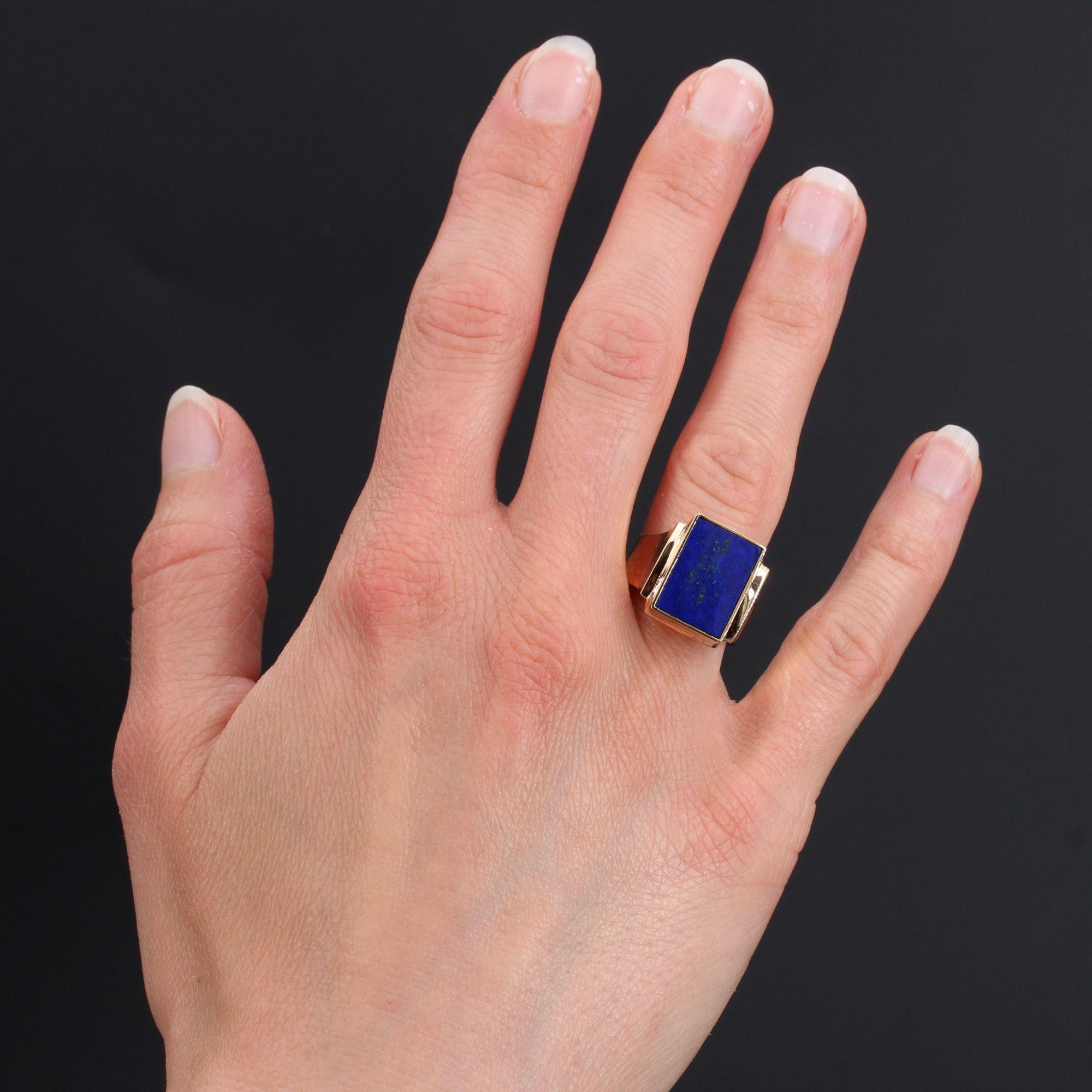 Ring aus 18 Karat Gelbgold:: Adlerkopfpunze. 
Prächtiger Siegelring:: er ist mit einem rechteckigen Lapislazuli in geschlossener Fassung verziert. Auf beiden Seiten ist der Ring breit. 
Gesamtgewicht des Lapislazuli : 2.60 Karat. 
Höhe : 14::8 mm::