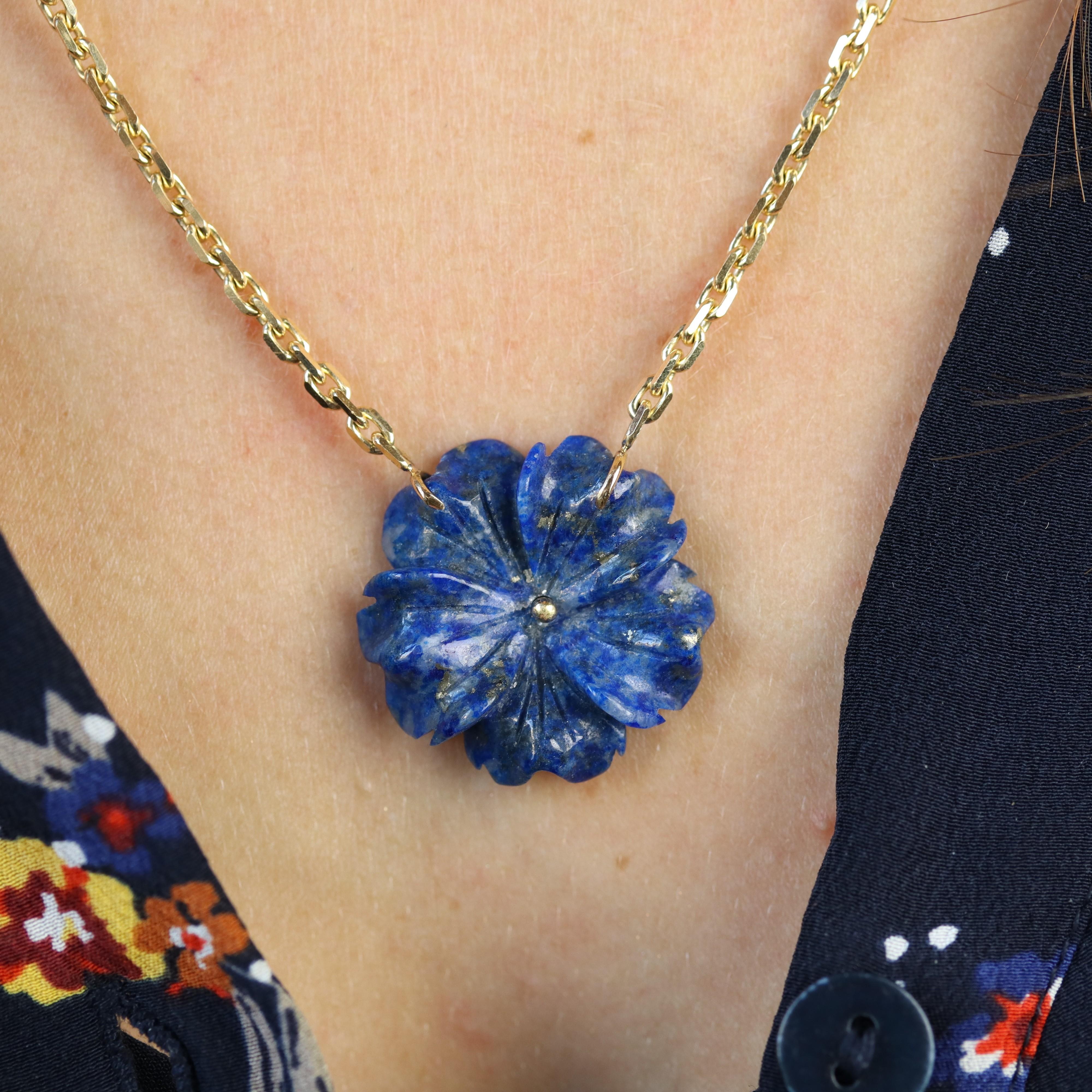 Collana francese del 1960 in oro giallo 18 carati con fiore di lapislazzuli in vendita 4
