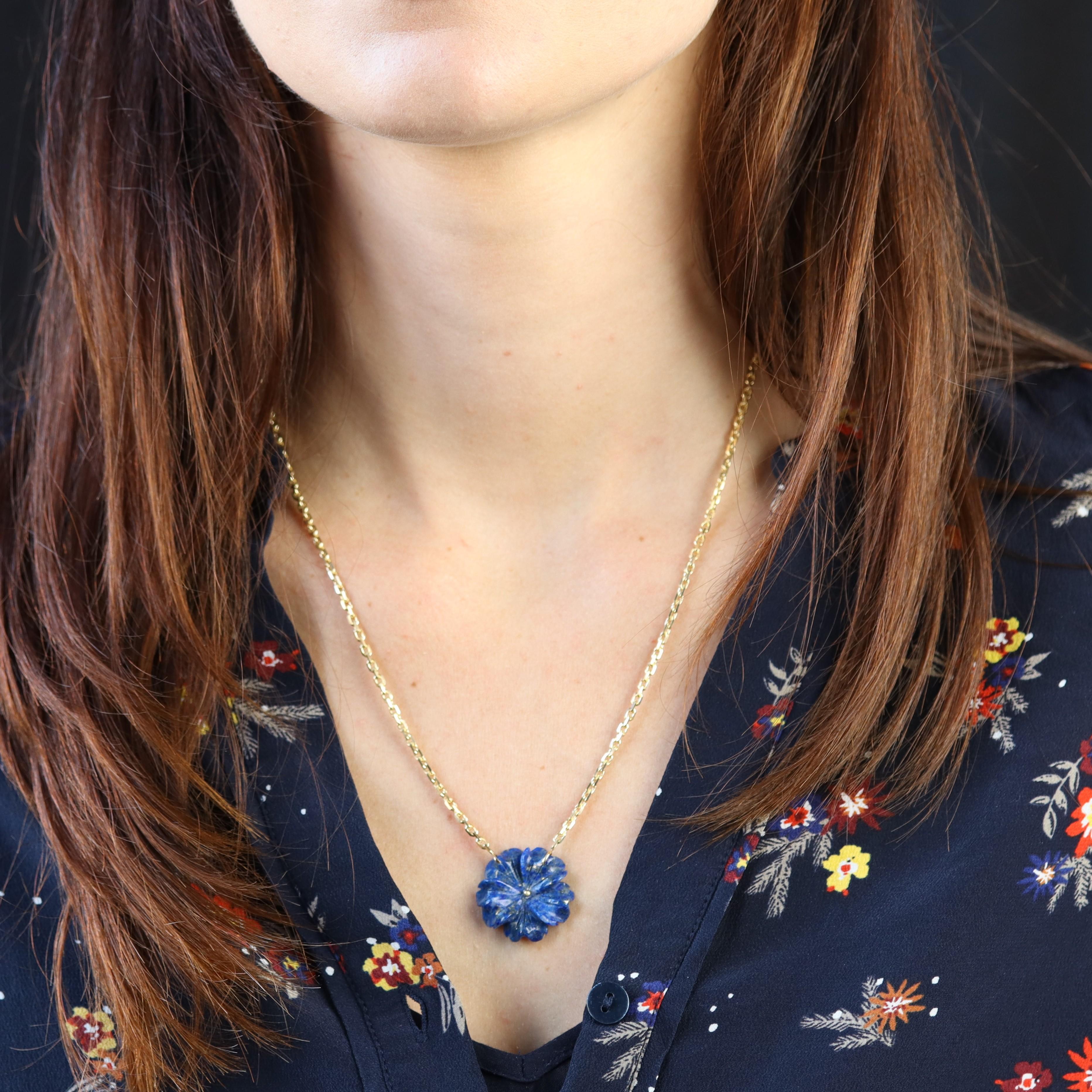 Collana in oro giallo 18 carati, marchio di garanzia Testa d'aquila.
Questa collana d'oro vintage è composta da una catena limata con un anello a molla. Nella parte anteriore è presente una pietra di lapislazzuli a forma di fiore.
Peso totale dei