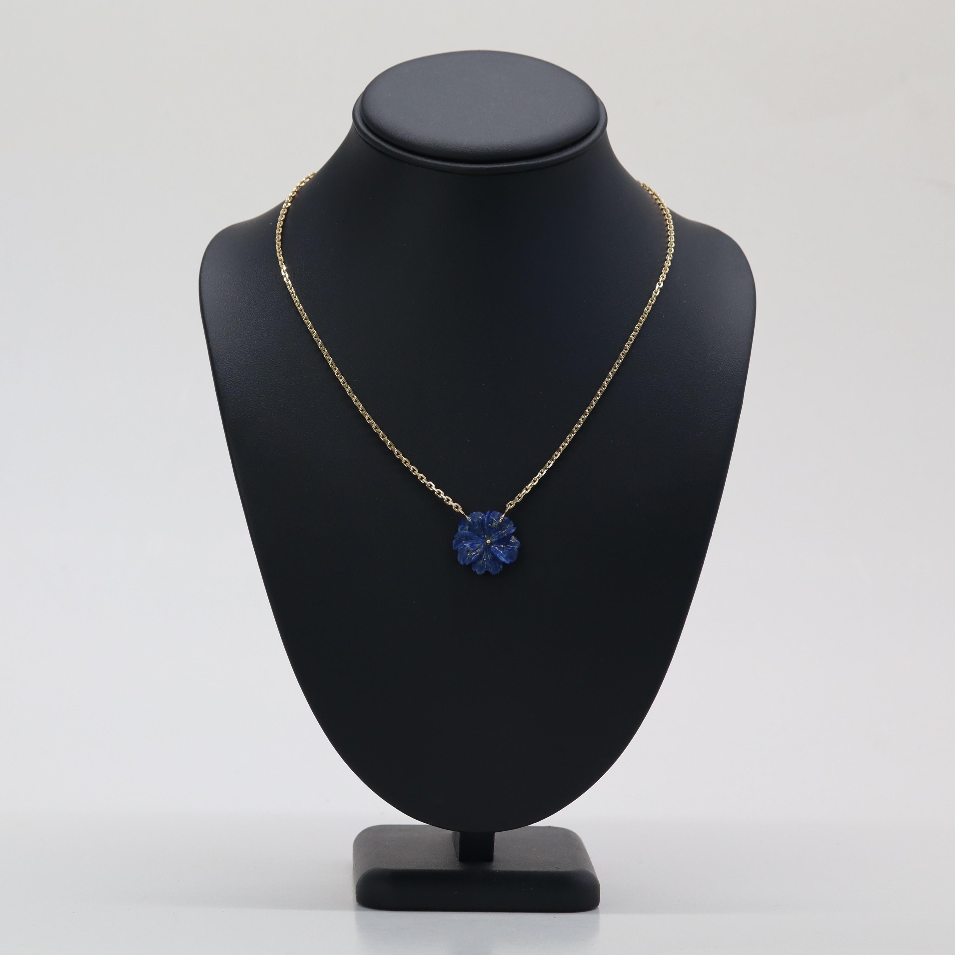 Collana francese del 1960 in oro giallo 18 carati con fiore di lapislazzuli in vendita 1