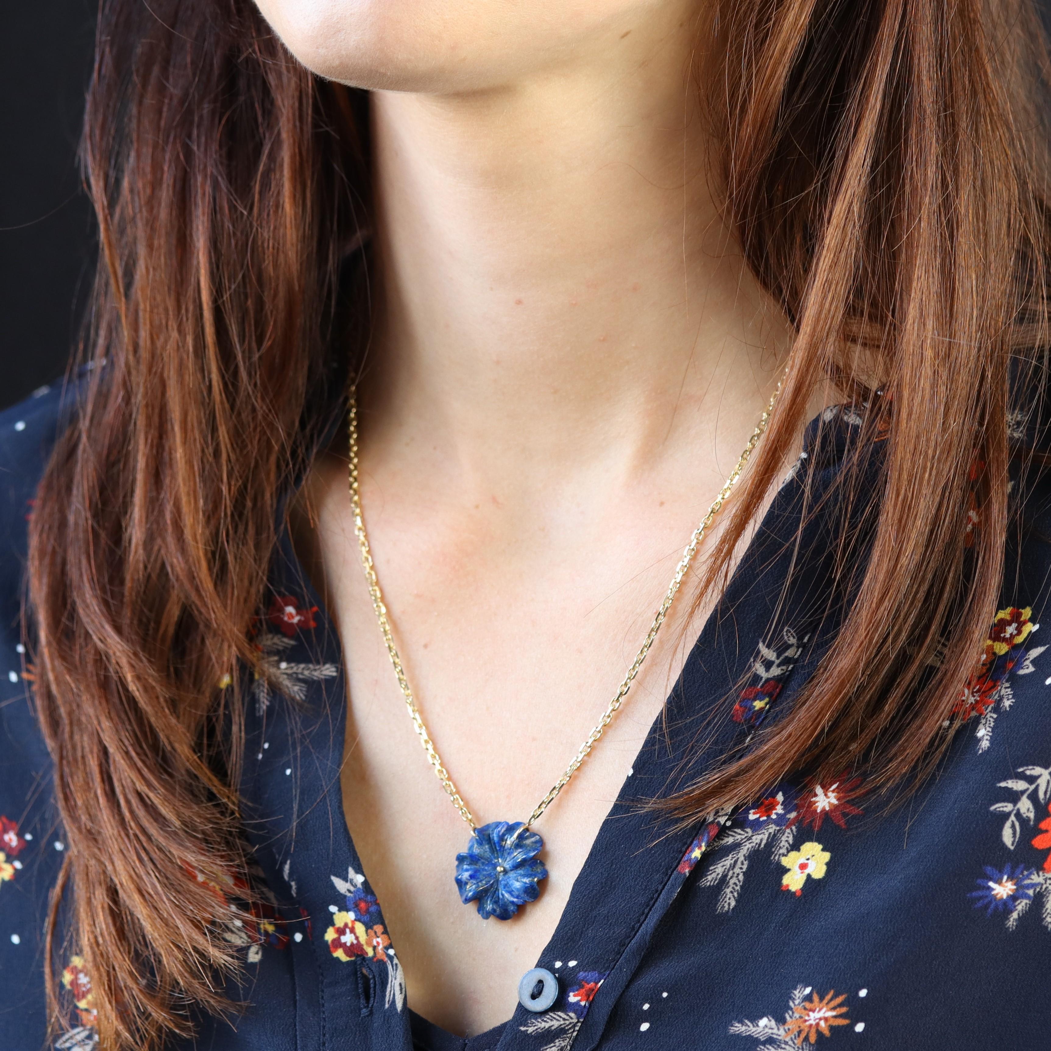 Collana francese del 1960 in oro giallo 18 carati con fiore di lapislazzuli in vendita 2