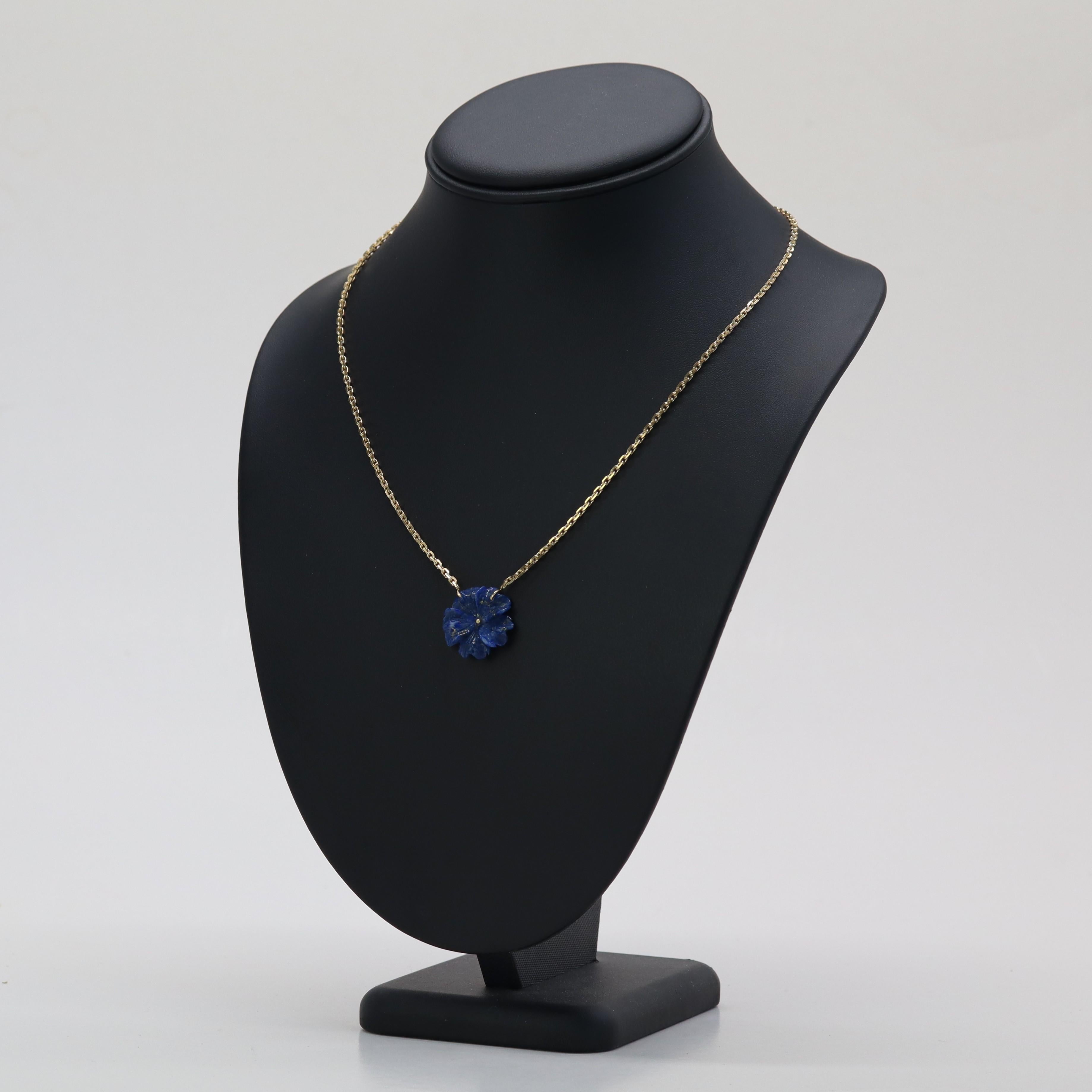 Collana francese del 1960 in oro giallo 18 carati con fiore di lapislazzuli in vendita 3