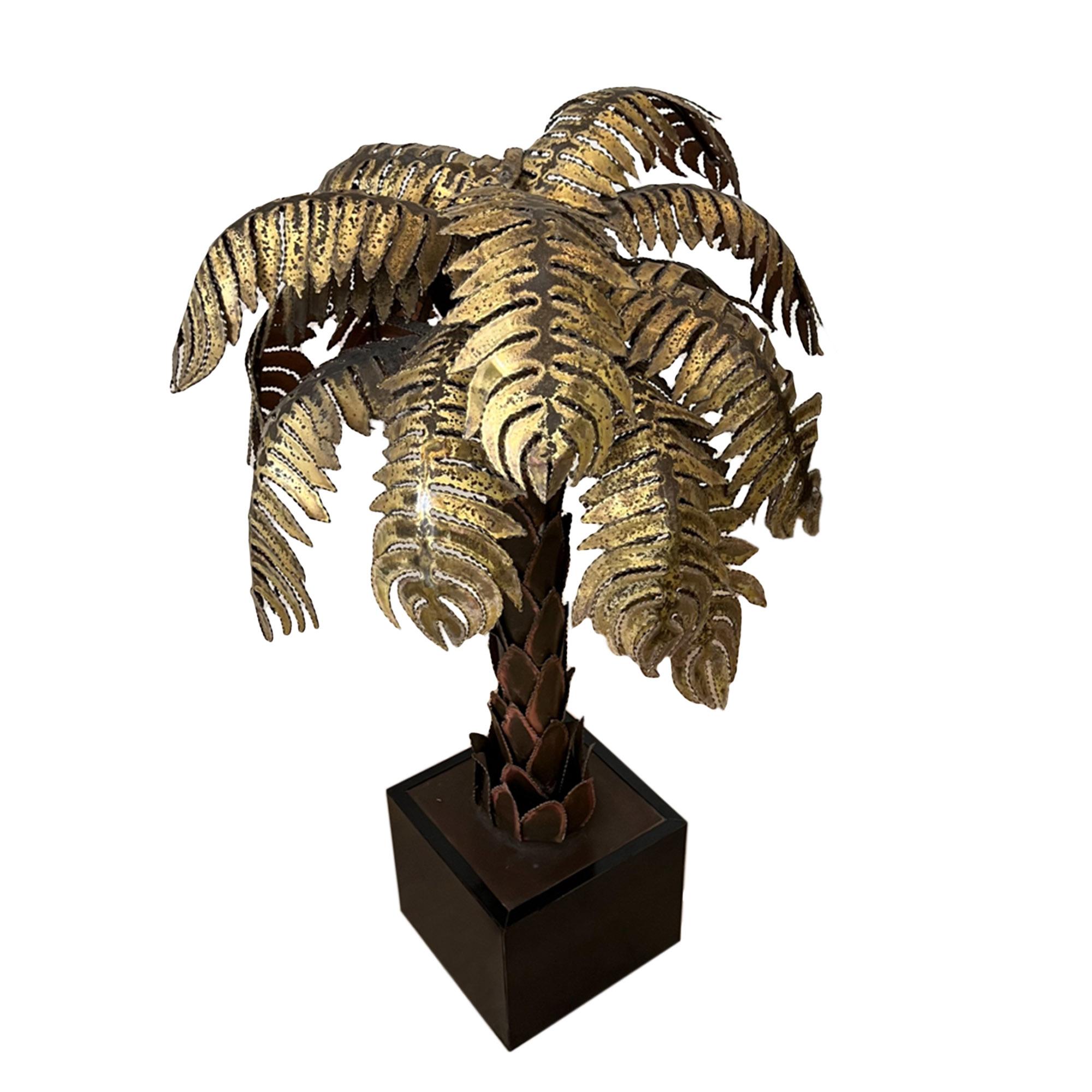 This rare, original palm table light is incredibly detailed and decorative. 

Take a look at the detail on the trunk and the individual fronds. The branches hide 2 bulb sockets.

We've had the lamp rewired with black rope twisted black