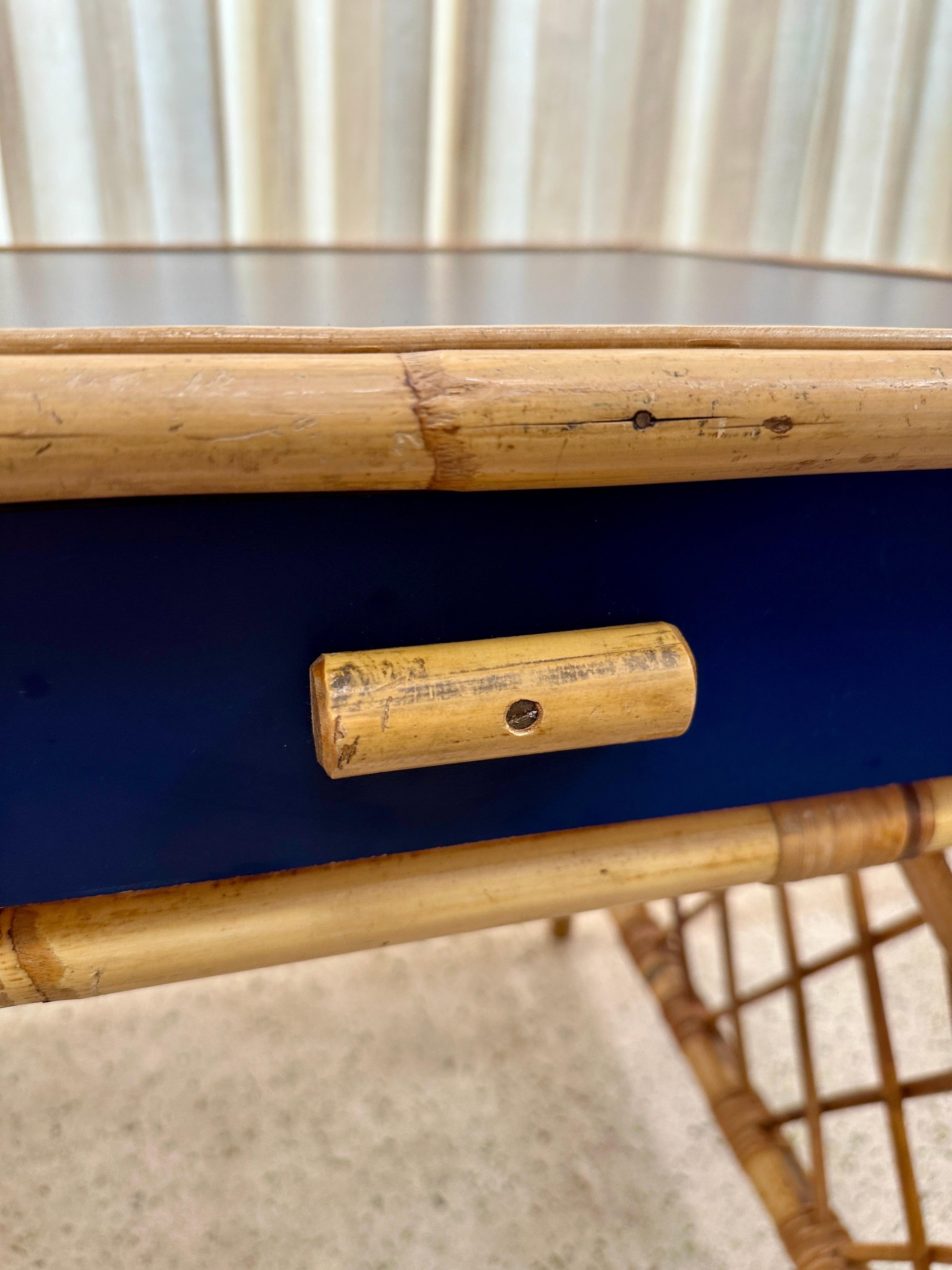 Scrivania francese in bambù e rattan a reticolo con cassetti degli anni '60 In condizioni buone in vendita a East Hampton, NY
