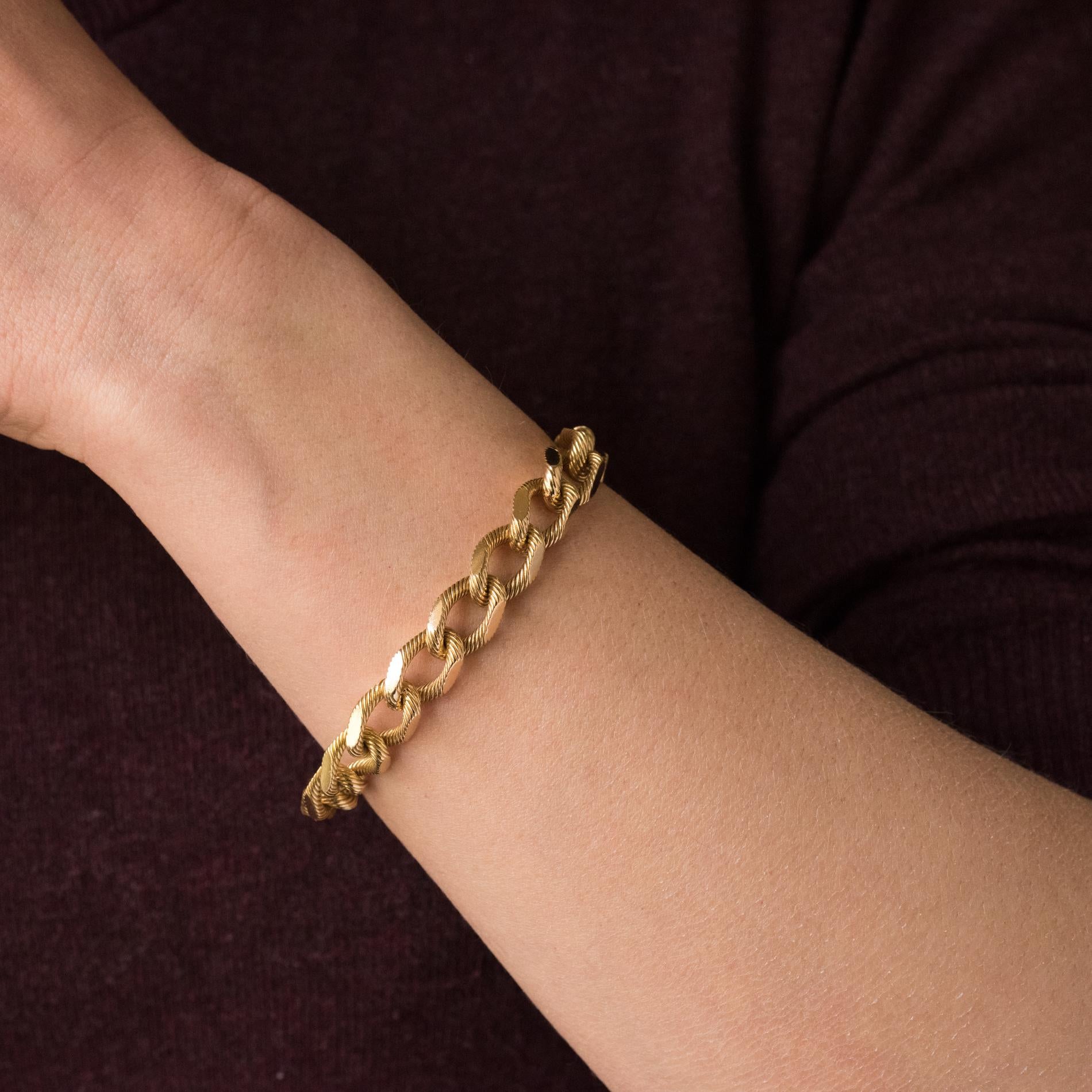 French 1960s Massive Chiseled 18 Karat Yellow Gold Chain Bracelet In Excellent Condition In Poitiers, FR