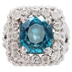 Bague rectangulaire en platine des années 1960 avec zircon bleu naturel et diamants
