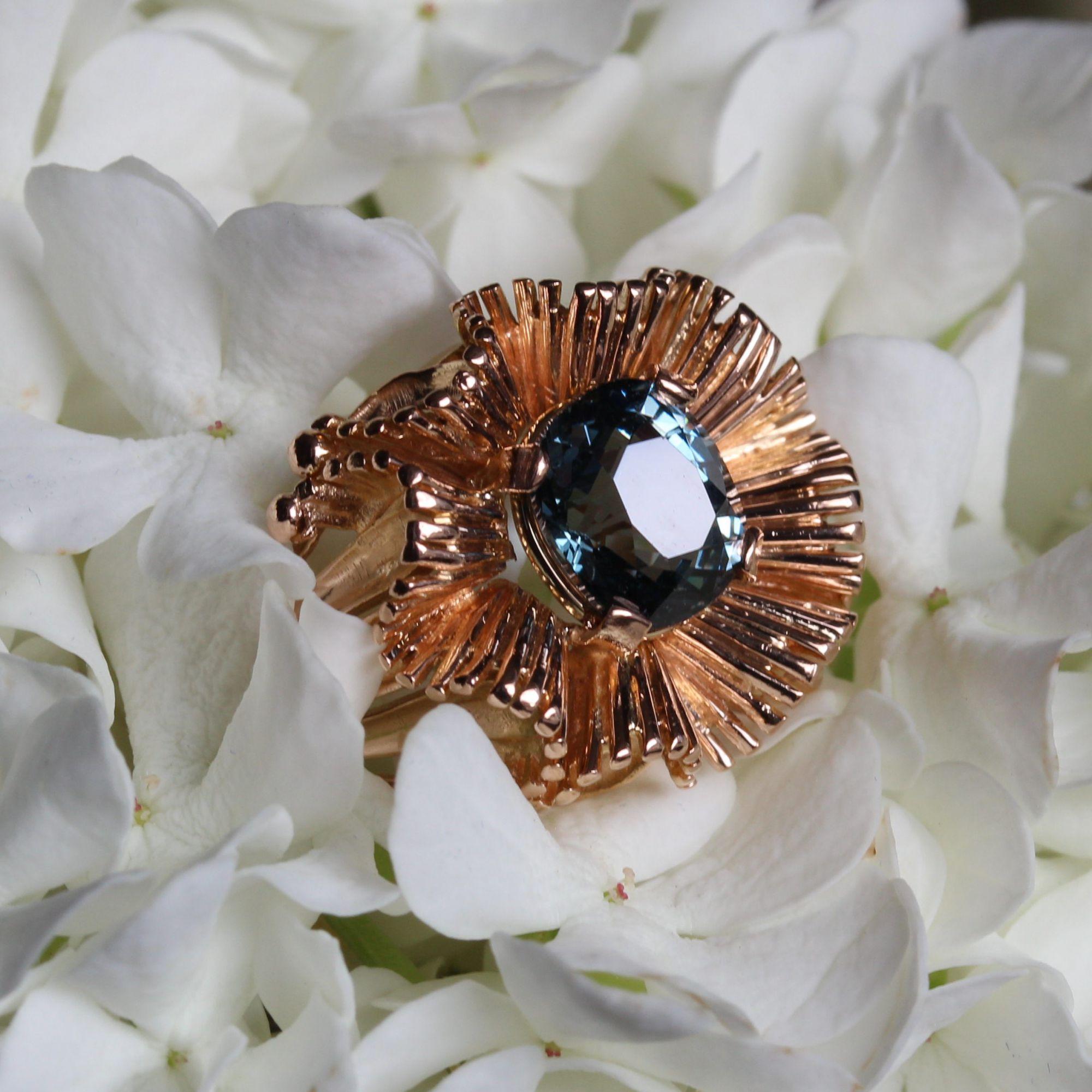 French 1960s Natural Spinel Cushion 18 Karat Rose Gold Retro Ring For Sale 11